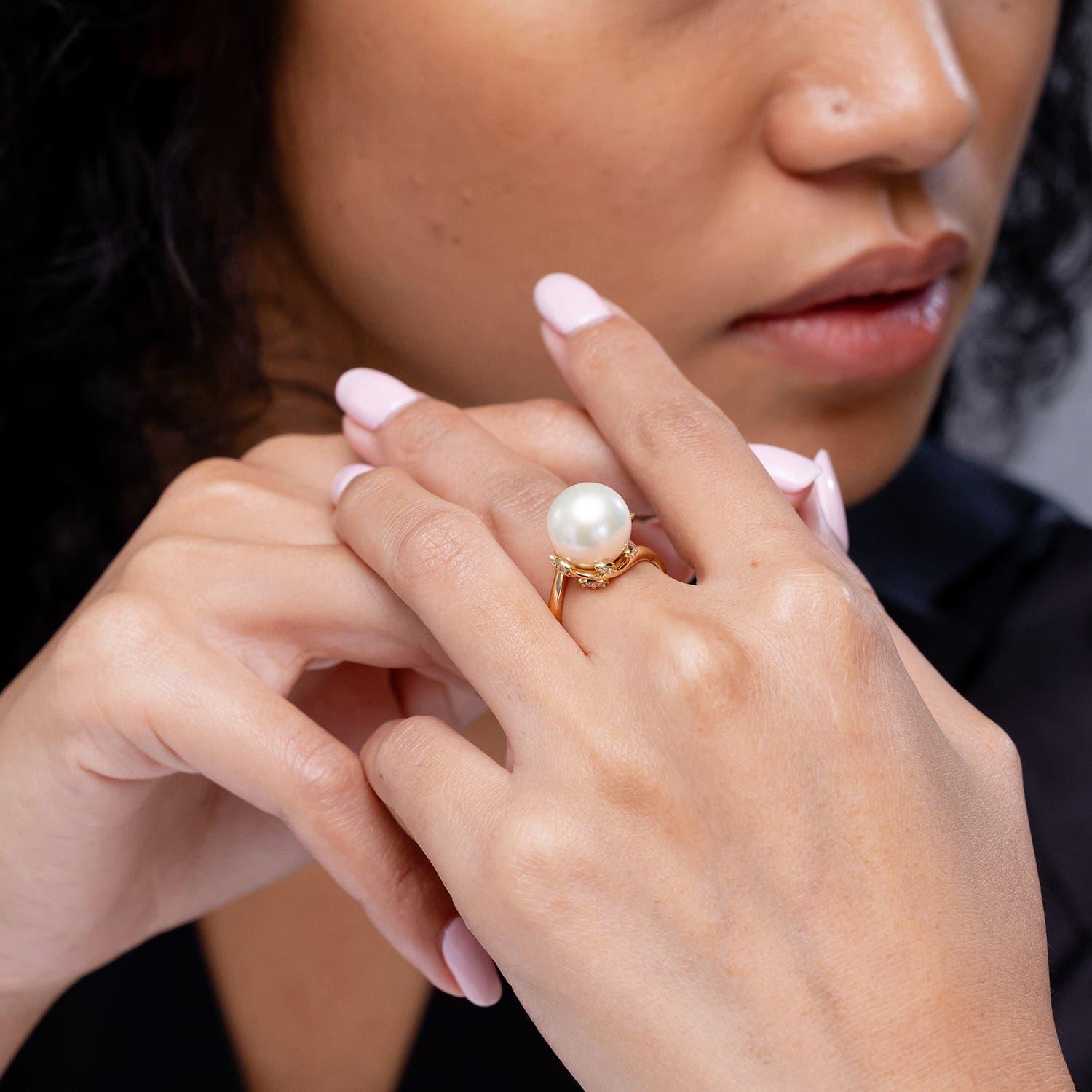 Angara Freshwater Cultured Pearl Olive Leaf Bypass Ring in 14K Solid Gold In New Condition For Sale In Los Angeles, CA