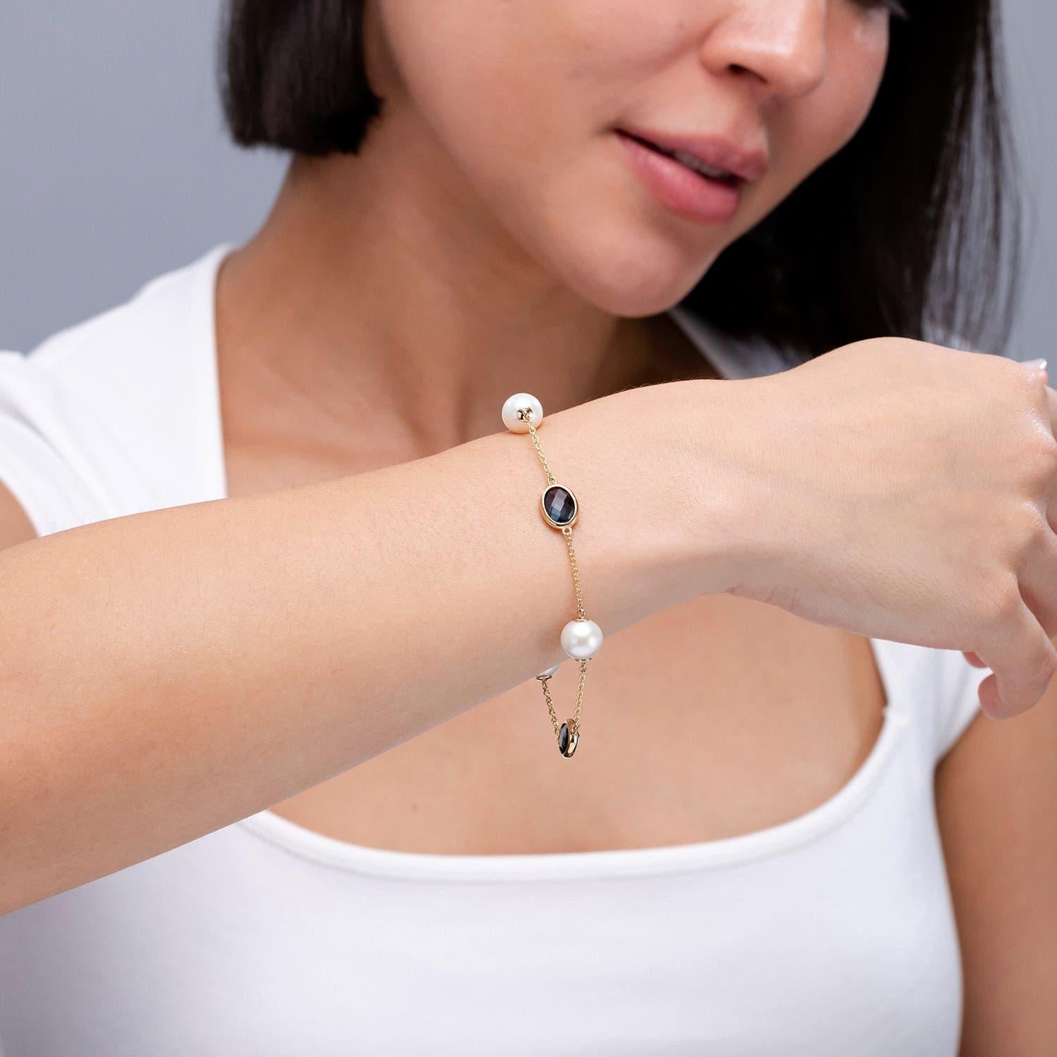 Pulsera Angara de perlas cultivadas de agua dulce y topacio azul de Londres ovalado en oro de 14 quilates Moderno en venta