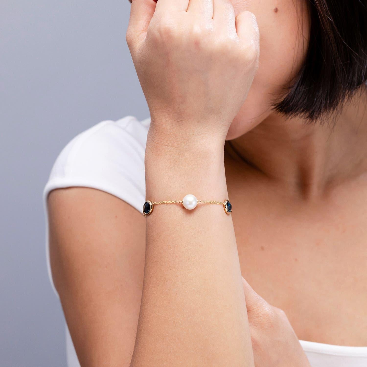Pulsera Angara de perlas cultivadas de agua dulce y topacio azul de Londres ovalado en oro de 14 quilates Corte redondo en venta