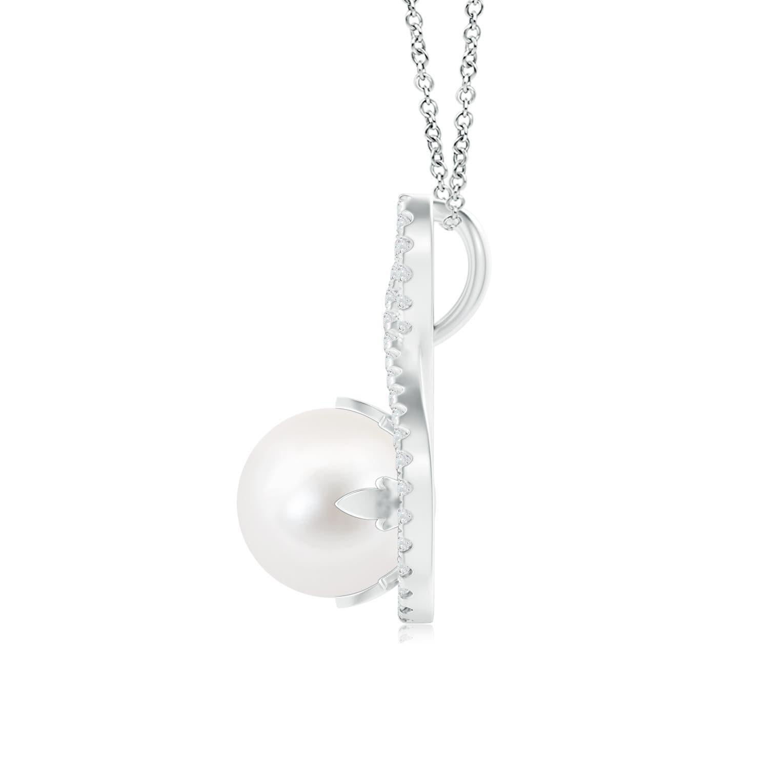 Für einen formellen, aber glamourösen Look wählen Sie diesen Perlen-Solitär-Anhänger aus Silber. Diamanten schmücken den unendlichen Twist-Rahmen, in dem eine glänzende, runde, mit Stiften besetzte Süßwasser-Zuchtperle in Weiß sitzt. Kombinieren Sie