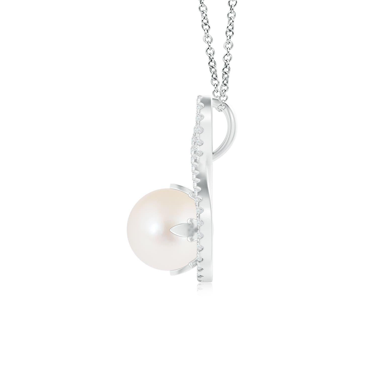 Pour un look formel mais glamour, choisissez ce pendentif solitaire en argent. Des diamants ornent le cadre torsadé à l'infini, à l'intérieur duquel se trouve une perle de culture d'eau douce ronde et brillante, sertie à la main, de couleur blanche.