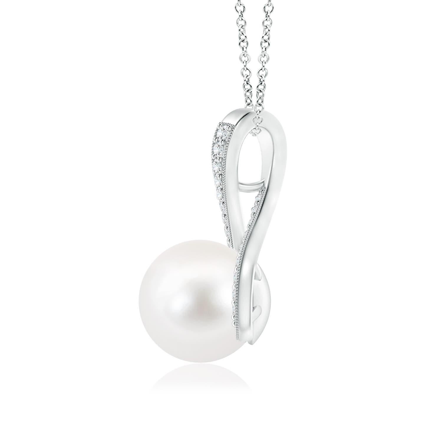 Un elegante remolino de diamantes sujeta la perla cultivada de agua dulce en el centro de este collar colgante solitario. Los diamantes redondos en engaste pave embellecen el lazo y realzan la belleza de la perla. Se puede pasar una cadena a través