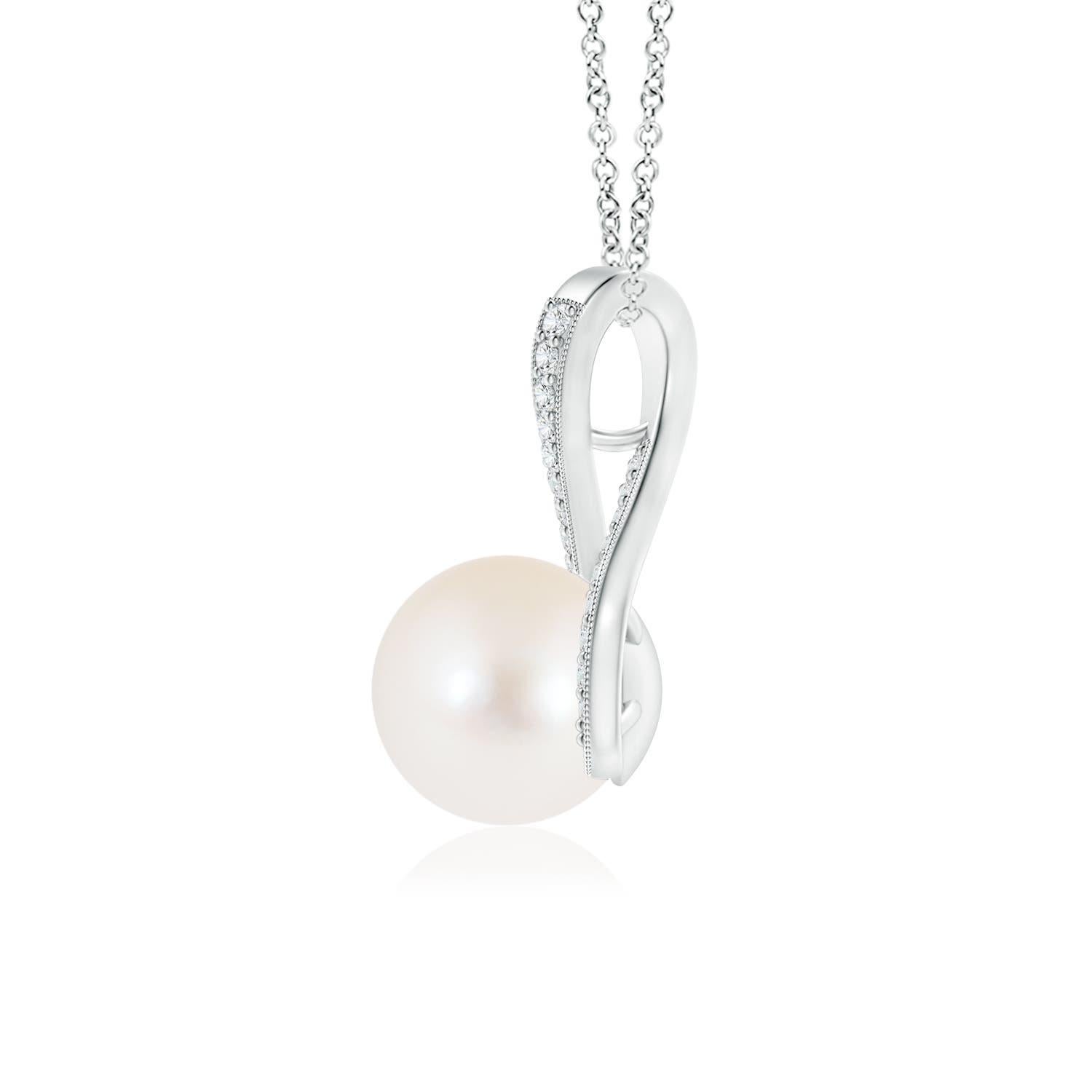 Un elegante remolino de diamantes sujeta la perla cultivada de agua dulce en el centro de este collar colgante solitario. Los diamantes redondos en engaste pave embellecen el lazo y realzan la belleza de la perla. Se puede pasar una cadena a través