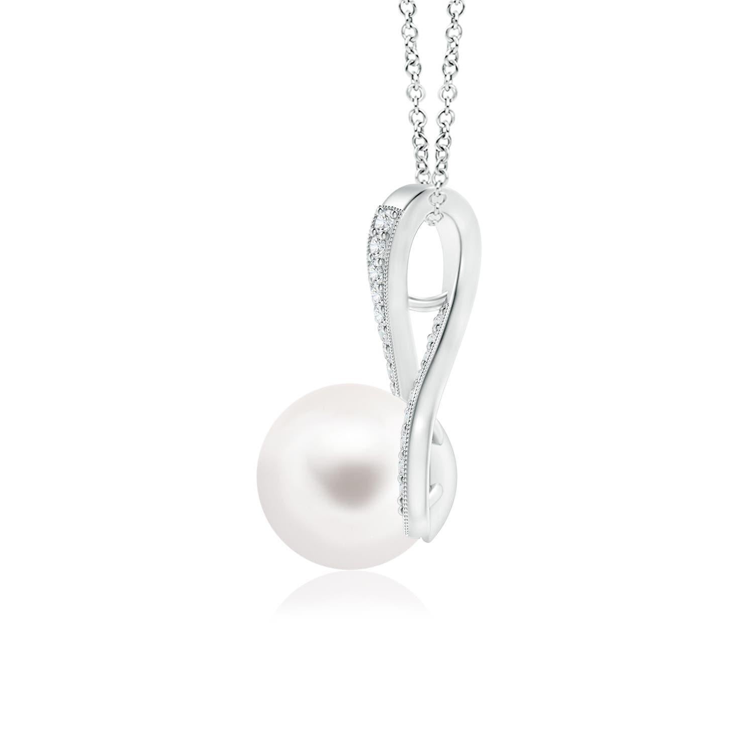 Un elegante remolino de diamantes sujeta la perla cultivada de agua dulce en el centro de este collar colgante solitario. Los diamantes redondos en engaste pave embellecen el lazo y realzan la belleza de la perla. Se puede pasar una cadena a través