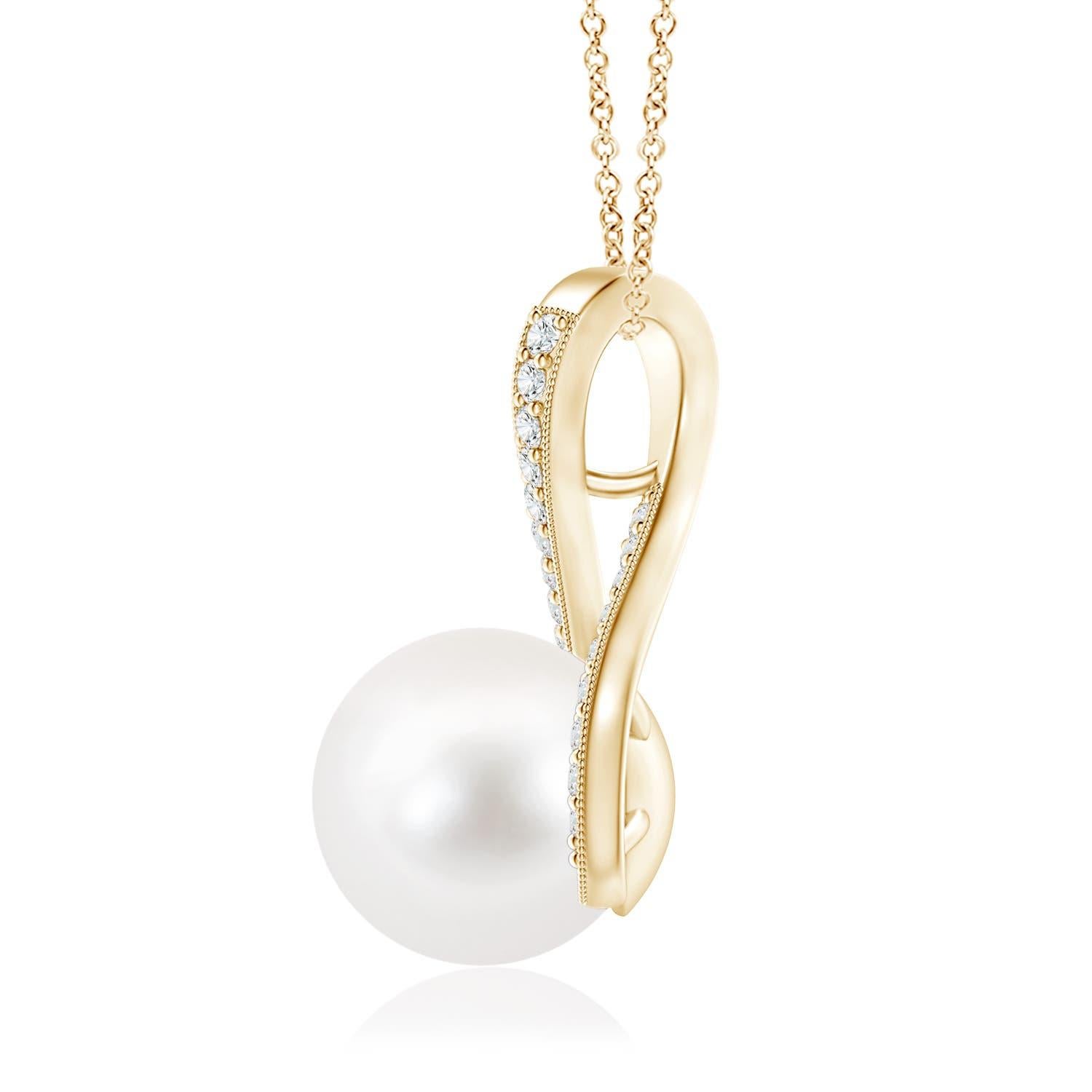 Un elegante remolino de diamantes sujeta la perla cultivada de agua dulce en el centro de este collar colgante solitario. Los diamantes redondos en engaste pave embellecen el lazo y realzan la belleza de la perla. Se puede pasar una cadena a través