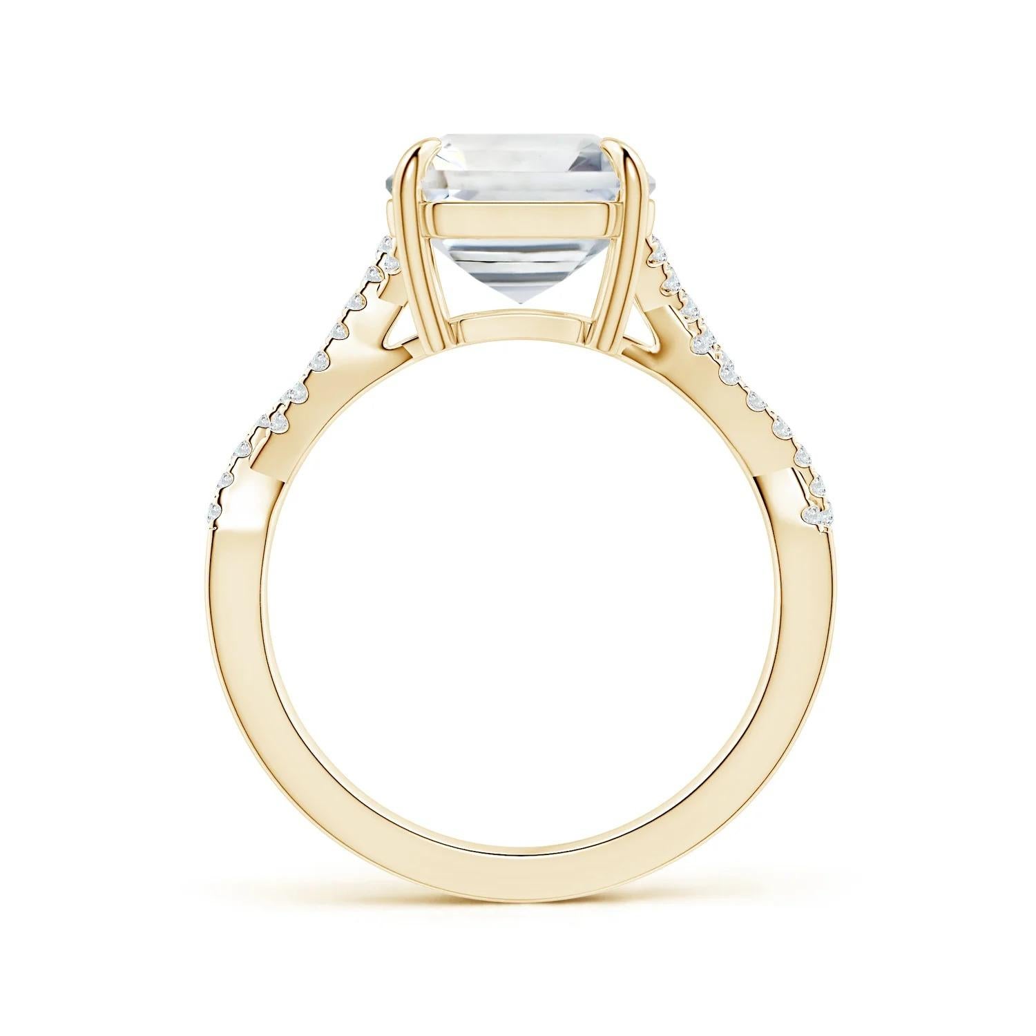 Im Angebot: Angara GIA-zertifizierter Smaragdschliff Weißer Saphir Twist Shank Ring aus Gelbgold () 2