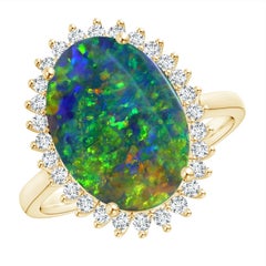 Klassischer ovaler Halo-Ring aus Gelbgold mit zertifiziertem natürlichem schwarzem Opal von Angara Gia