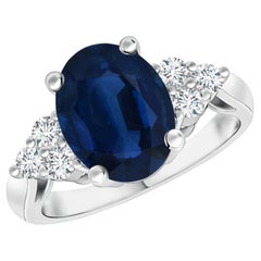 Anello con zaffiro blu naturale certificato GIA in oro bianco con trio di diamanti