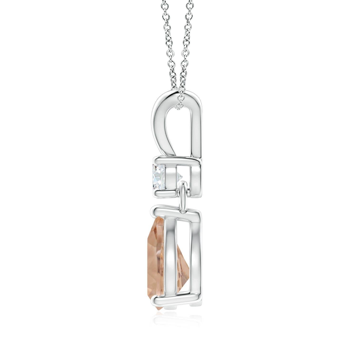 The GIA certified pear-shaped morganite is mounted in a prong setting. It is topped with a sparkling diamond and linked to a stylish V-bale. This platinum pendant has an unmissable feminine flair.
