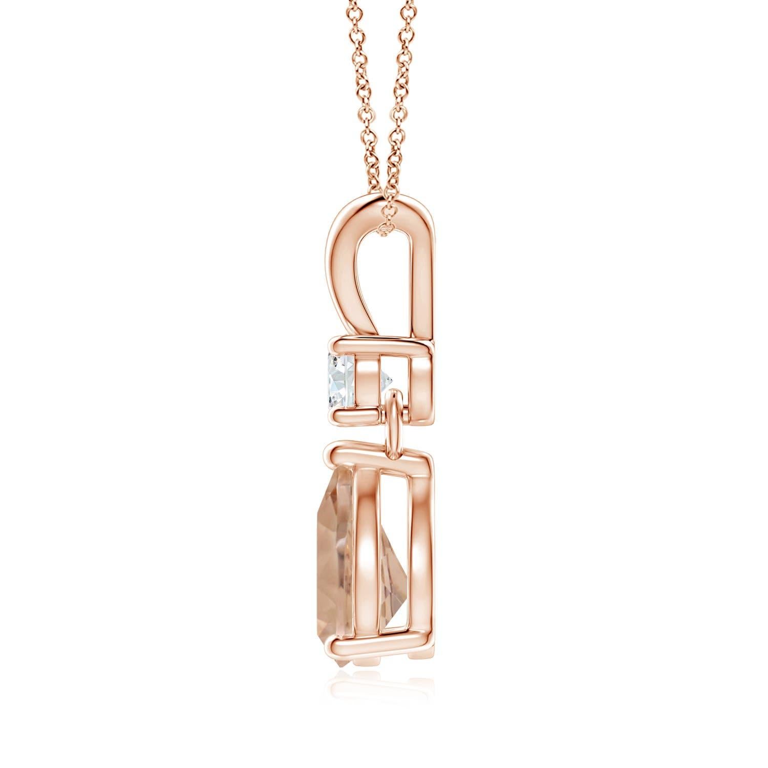 The GIA certified pear-shaped morganite is mounted in a prong setting. It is topped with a sparkling diamond and linked to a stylish V-bale. This 14k rose gold pendant has an unmissable feminine flair.
