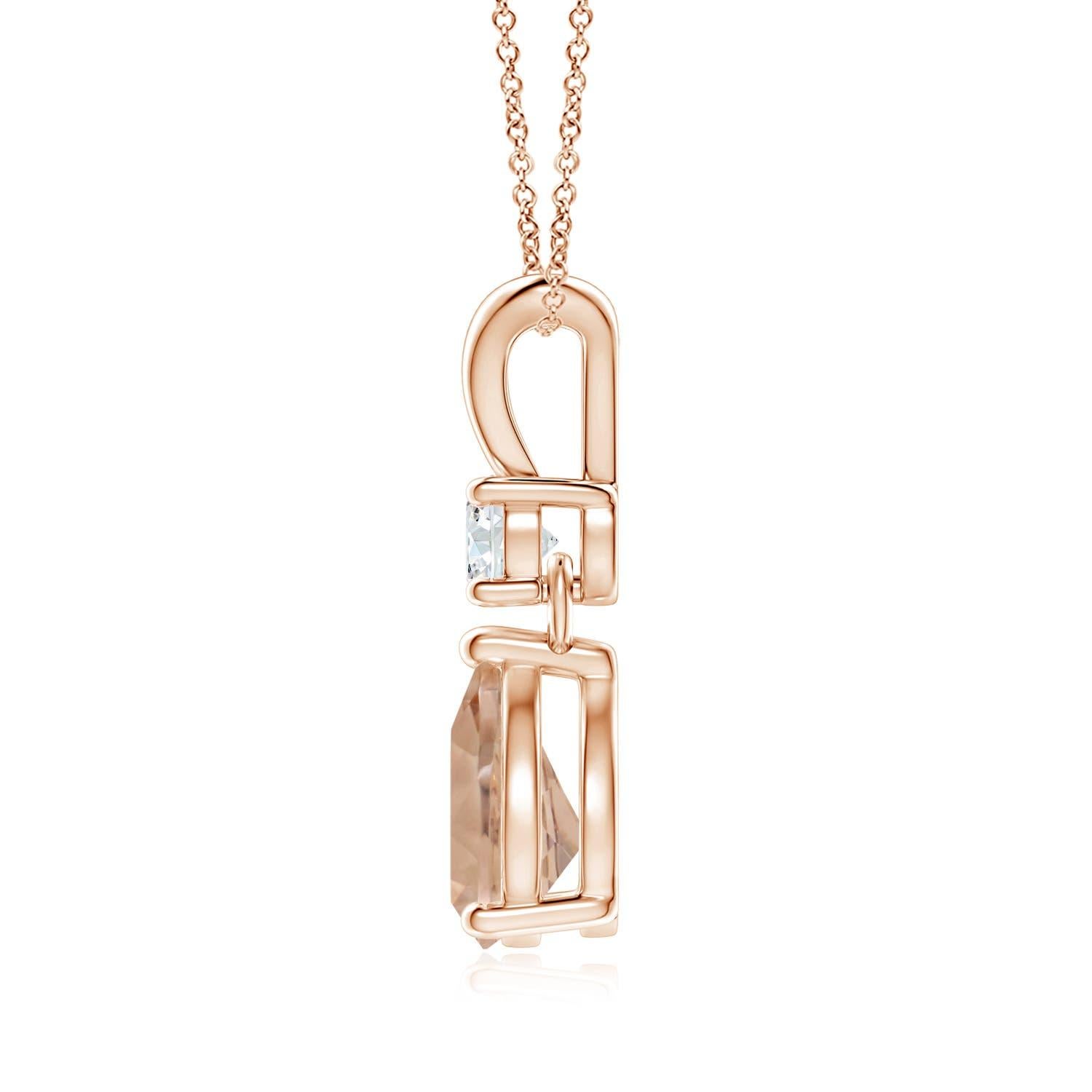 The GIA certified pear-shaped morganite is mounted in a prong setting. It is topped with a sparkling diamond and linked to a stylish V-bale. This 18k rose gold pendant has an unmissable feminine flair.
