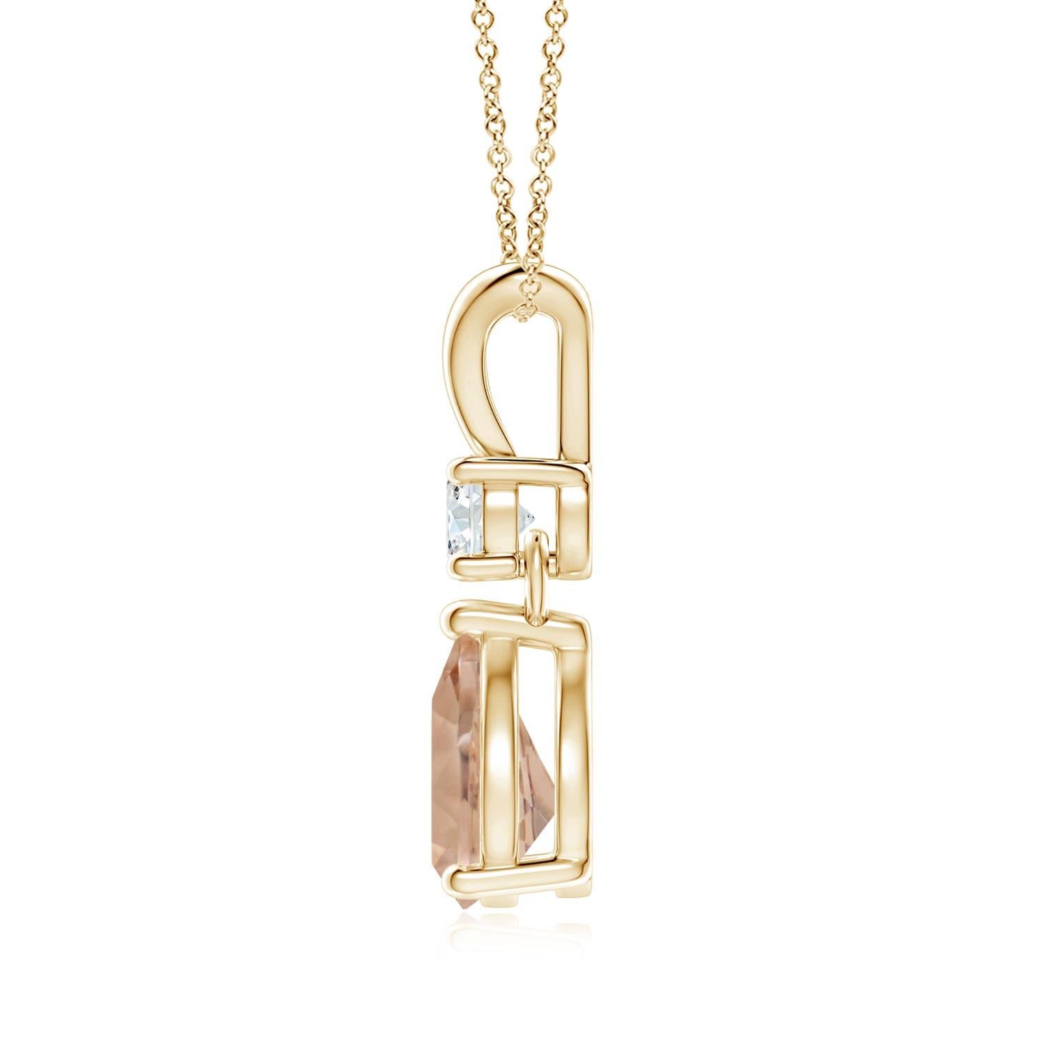 The GIA certified pear-shaped morganite is mounted in a prong setting. It is topped with a sparkling diamond and linked to a stylish V-bale. This 14k yellow gold pendant has an unmissable feminine flair.
