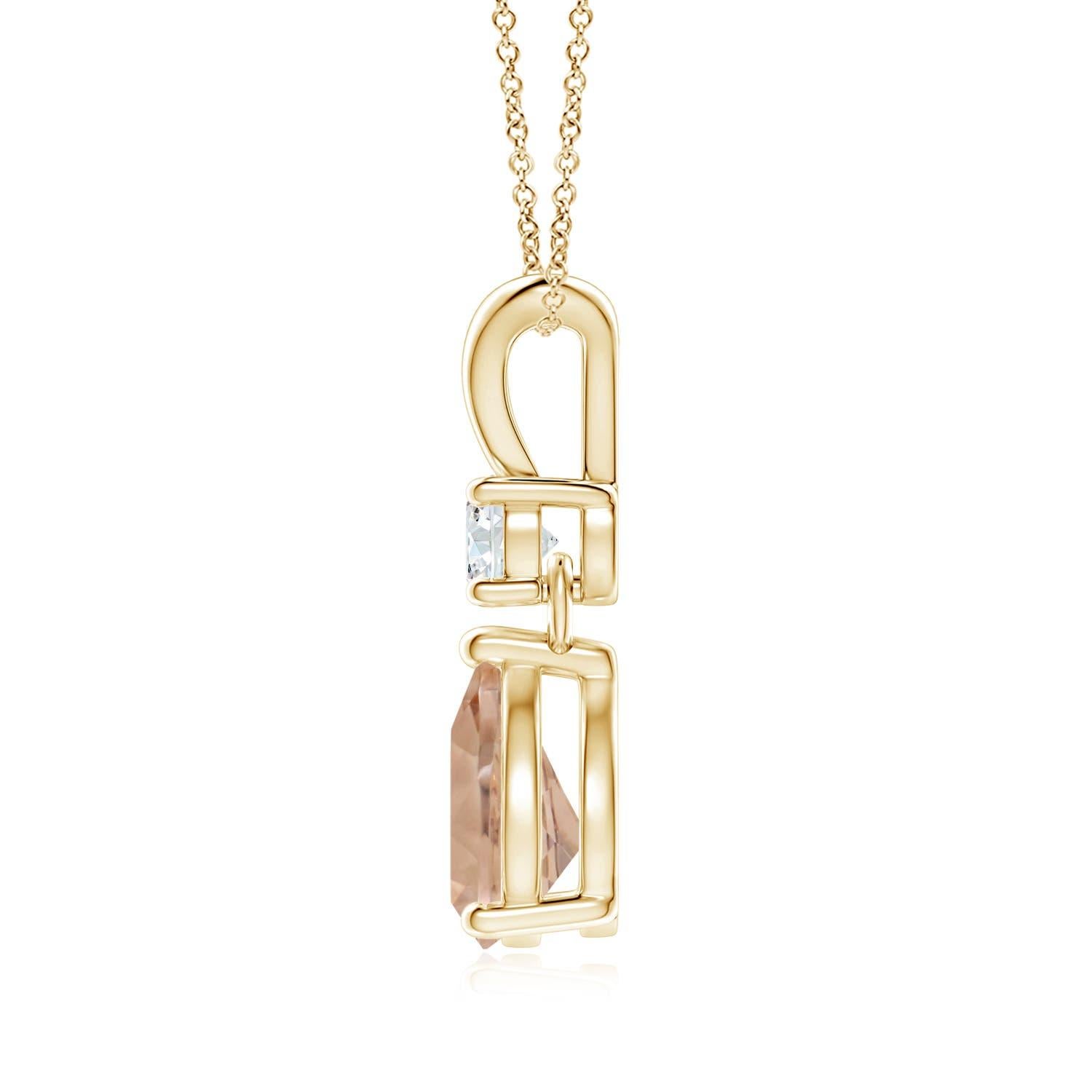 The GIA certified pear-shaped morganite is mounted in a prong setting. It is topped with a sparkling diamond and linked to a stylish V-bale. This 18k yellow gold pendant has an unmissable feminine flair.
