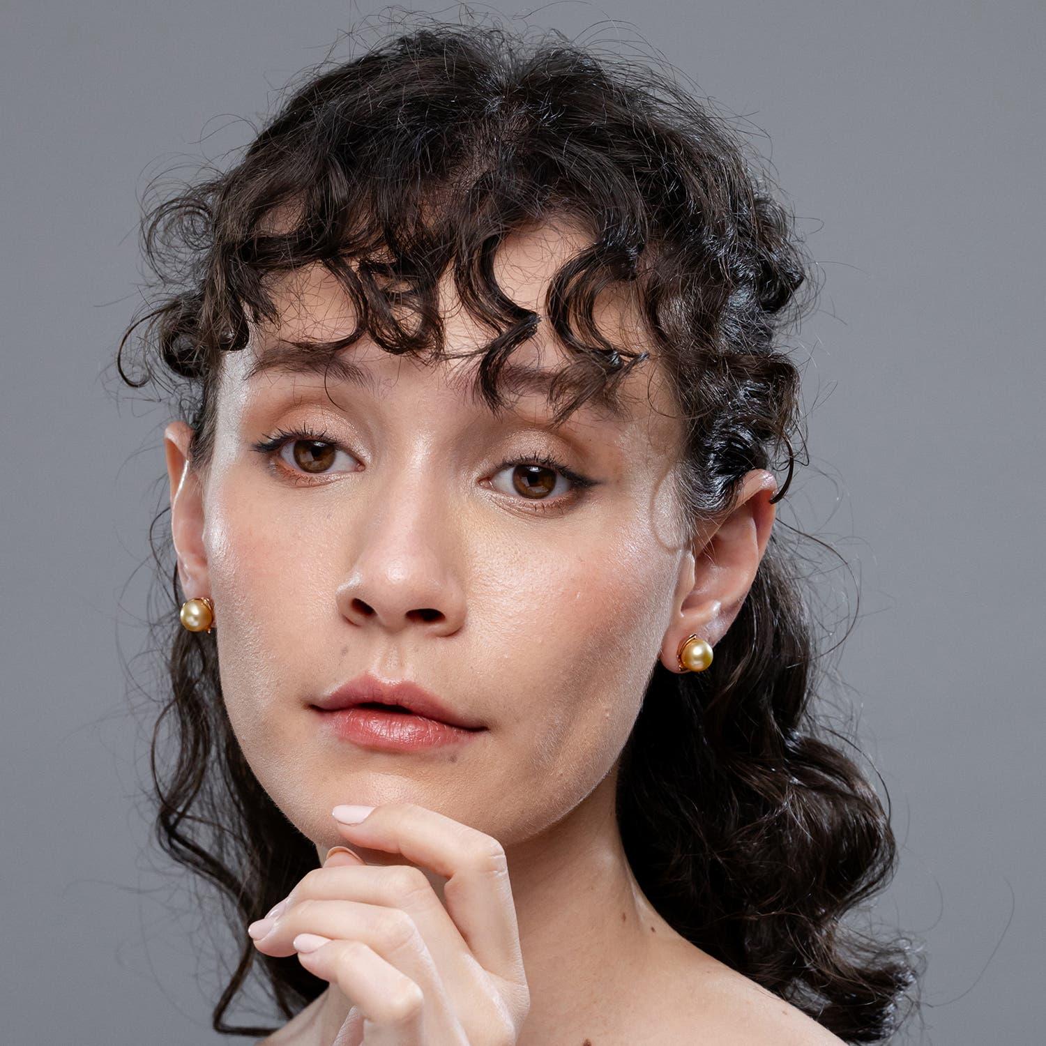 Moderne Angara - Boucles d'oreilles fleur en or massif 14 carats avec perles de culture des mers du Sud dorées en vente