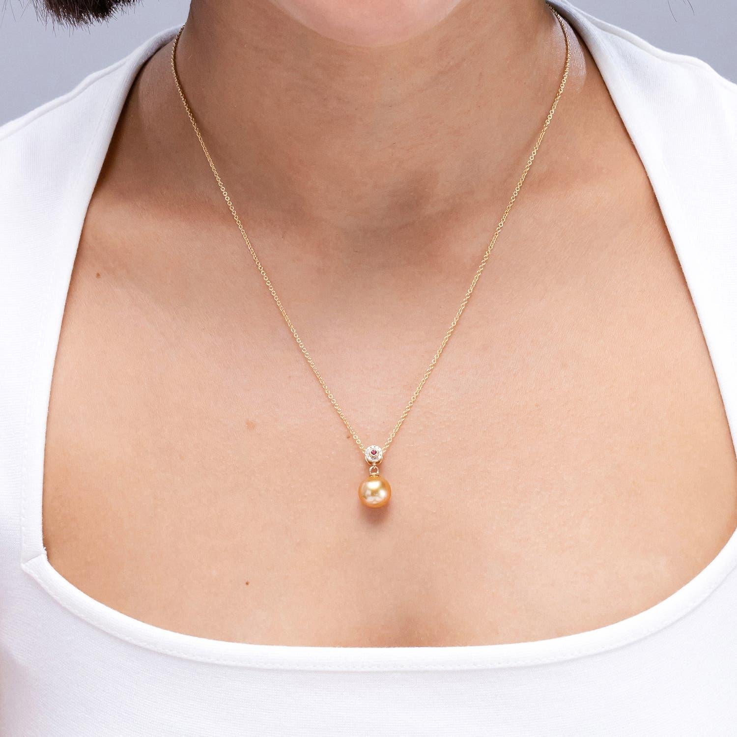 Moderne Angara Golden South Sea Cultured Pearl Halo Pendant with Ruby in 14K Solid Gold (pendentif halo en perles de culture des mers du Sud avec rubis en or massif) en vente