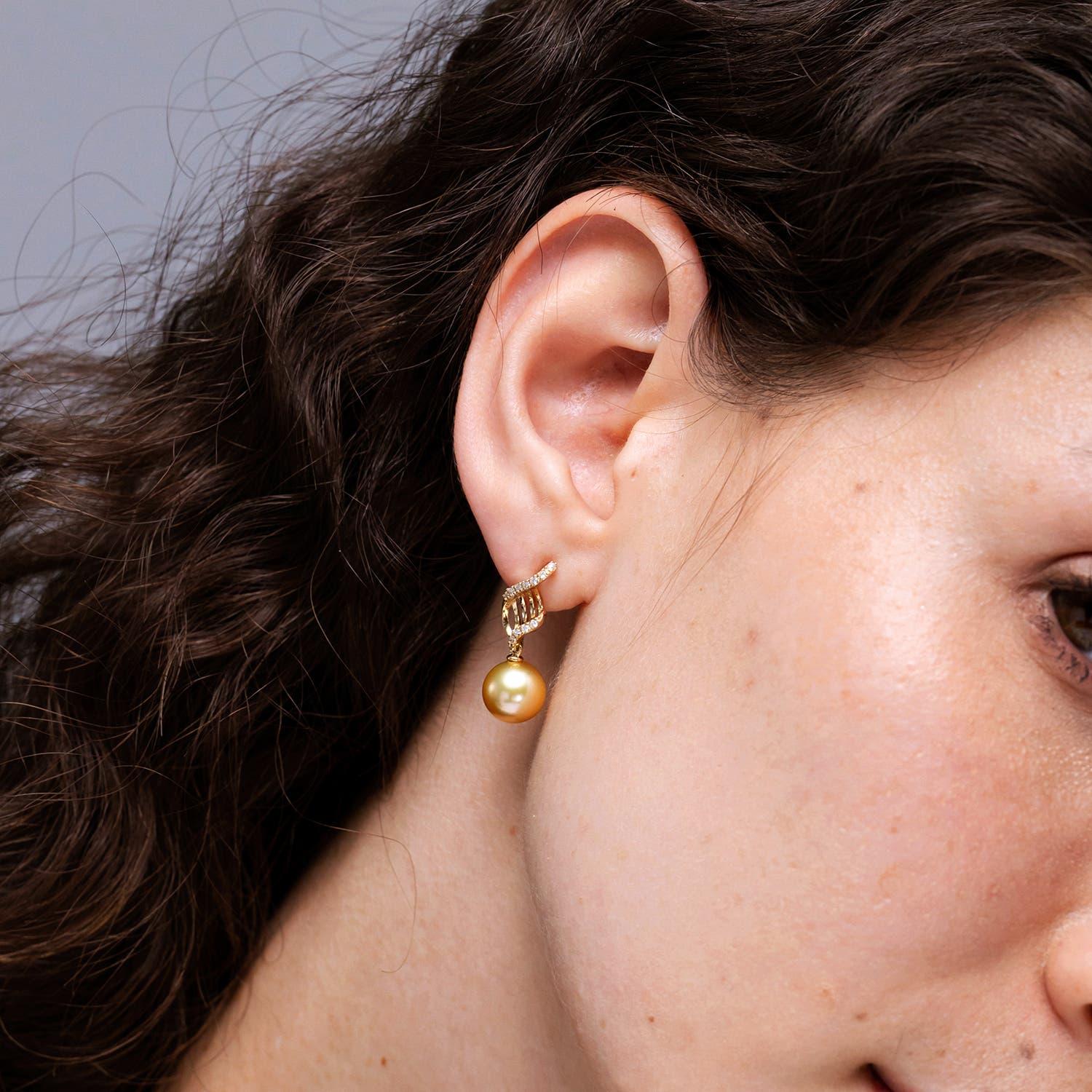 Moderne Angara - Boucles d'oreilles pendantes en or massif 14 carats avec perles de culture des mers du Sud en forme de tourbillon en vente