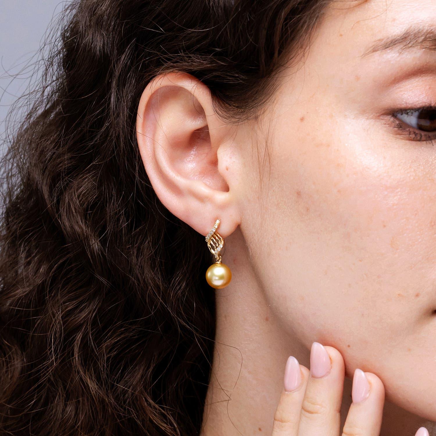 Taille ronde Angara - Boucles d'oreilles pendantes en or massif 14 carats avec perles de culture des mers du Sud en forme de tourbillon en vente