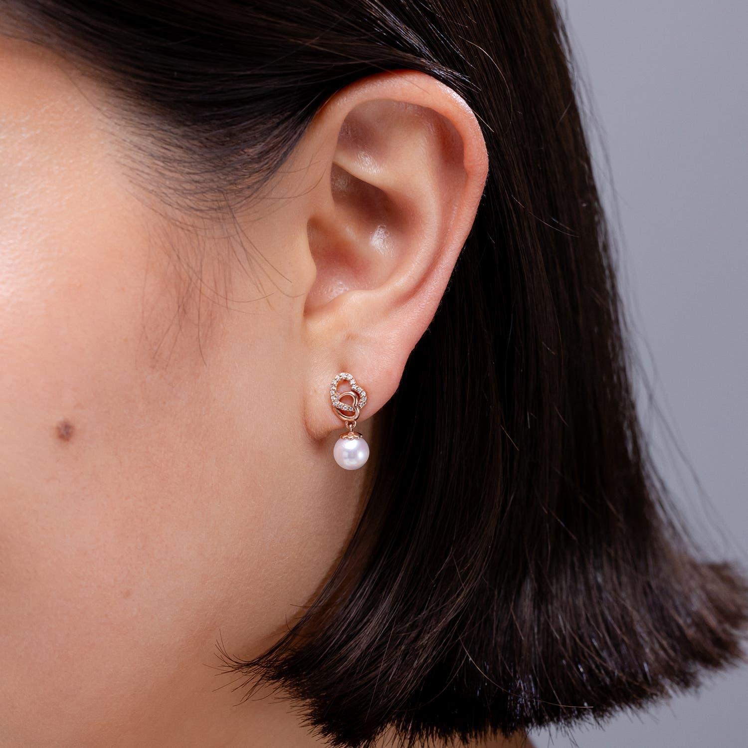 Moderne Angara - Pendants d'oreilles avec cœur entrelacé en perles de culture japonaises d'Akoya en or 14K en vente