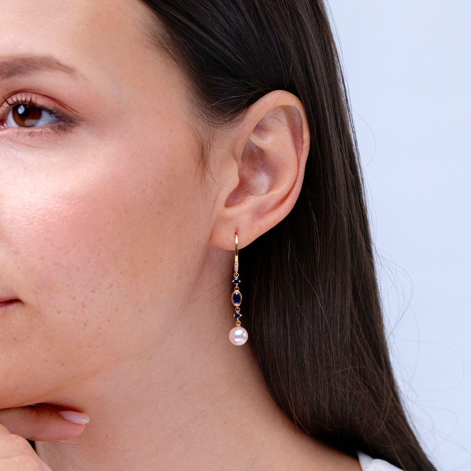 Moderne Boucles d'oreilles Angara en perles de culture Akoya japonaises avec saphirs en or massif 14K en vente