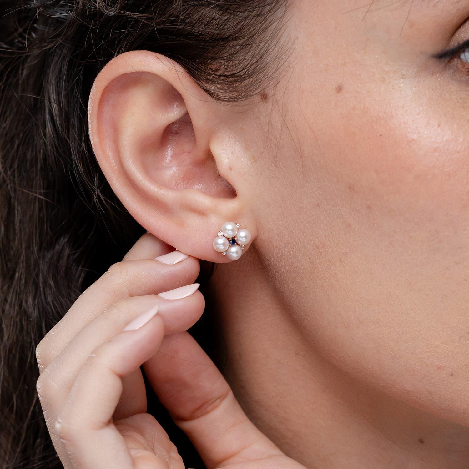 Moderne Boucles d'oreilles florales en perles de culture japonaises d'Akoya d'Angara avec saphir bleu en or 14K en vente