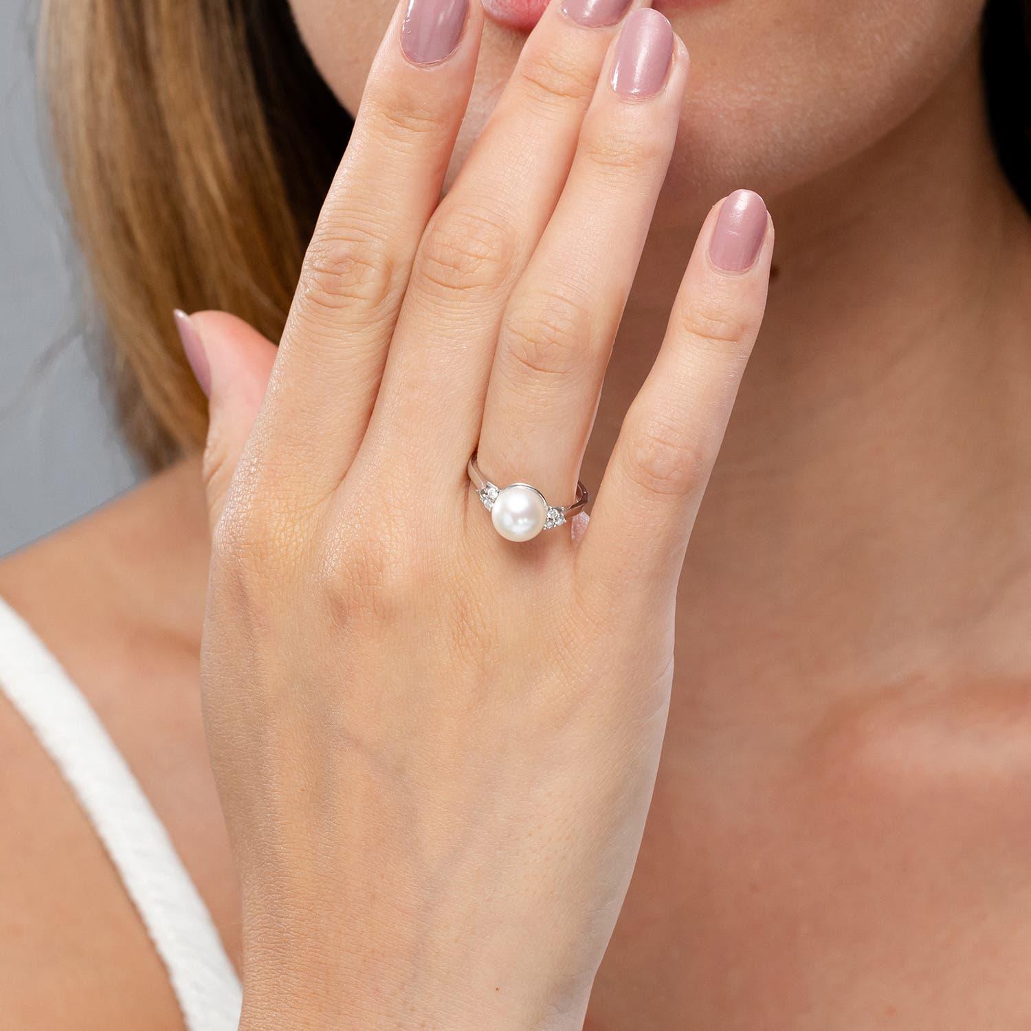 Taille ronde Bague Angara en or massif 14K avec perles de culture Akoya japonaises et Trio de diamants en vente