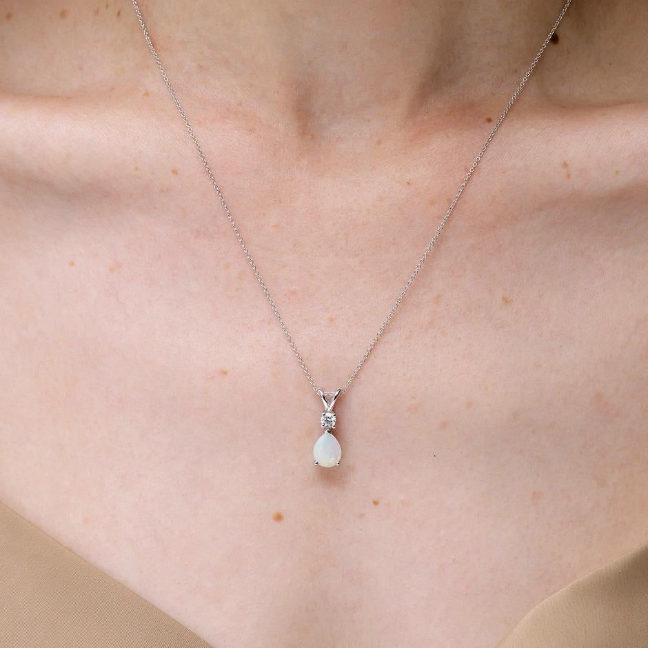 ANGARA Colgante Lágrima de Ópalo Natural de 0.42ct con Diamante en Platino Moderno en venta