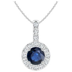 ANGARA Colgante de zafiro azul natural de 0,60 ct con halo de diamantes en oro blanco de 14 quilates