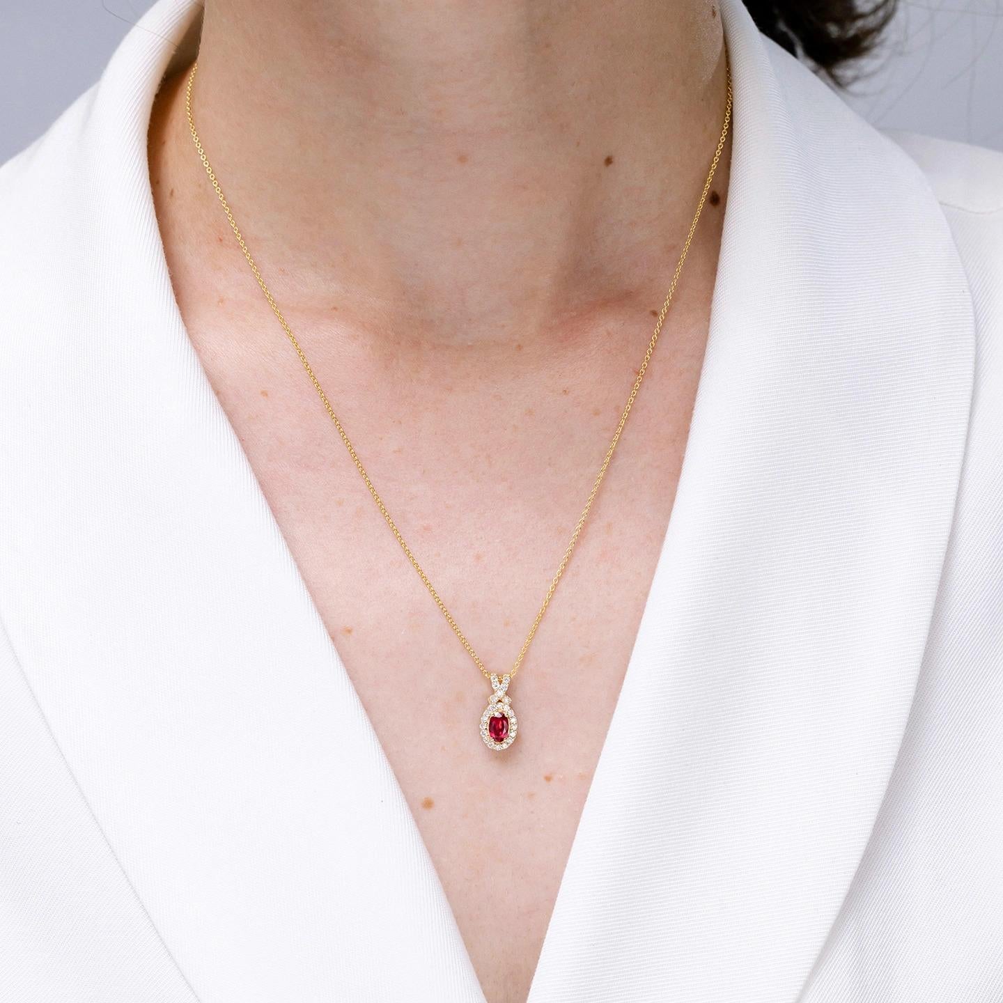 ANGARA Colgante de rubí natural de 0,60 ct con halo de diamantes en oro rosa de 14 quilates Corte oval en venta