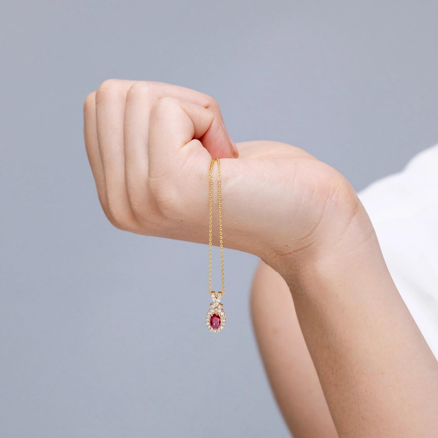 De las mujeres ANGARA Colgante de rubí natural de 0,60 ct con halo de diamantes en oro rosa de 14 quilates en venta
