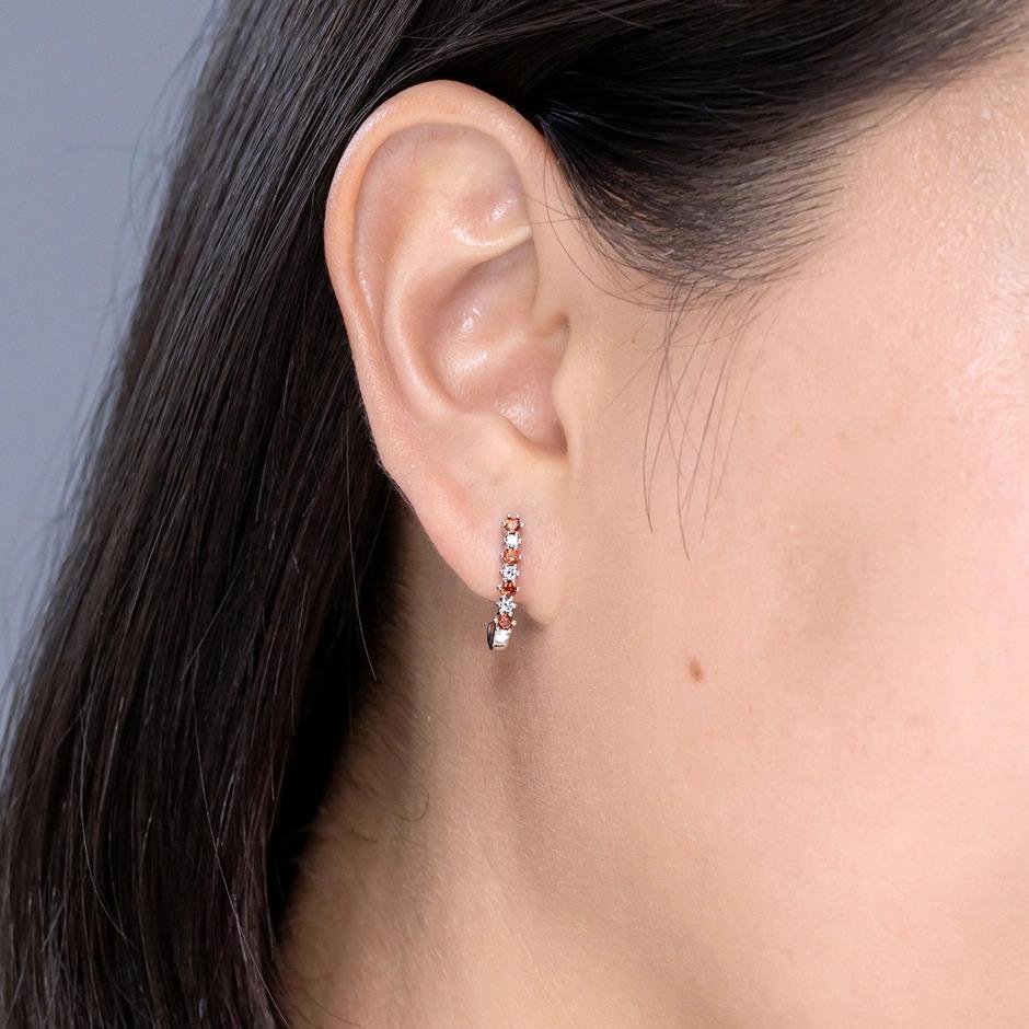 ANGARA J-Hoop-Ohrringe aus 14 Karat Gelbgold mit natürlichem 0,72 Karat Rubin und Diamanten (Rundschliff) im Angebot