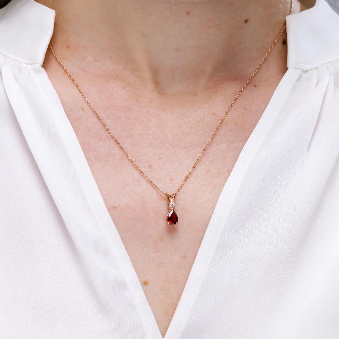 ANGARA Natürlicher 0,85 Karat Granat-Tropfen-Anhänger mit Diamant in 14 Karat Roségold (Moderne) im Angebot