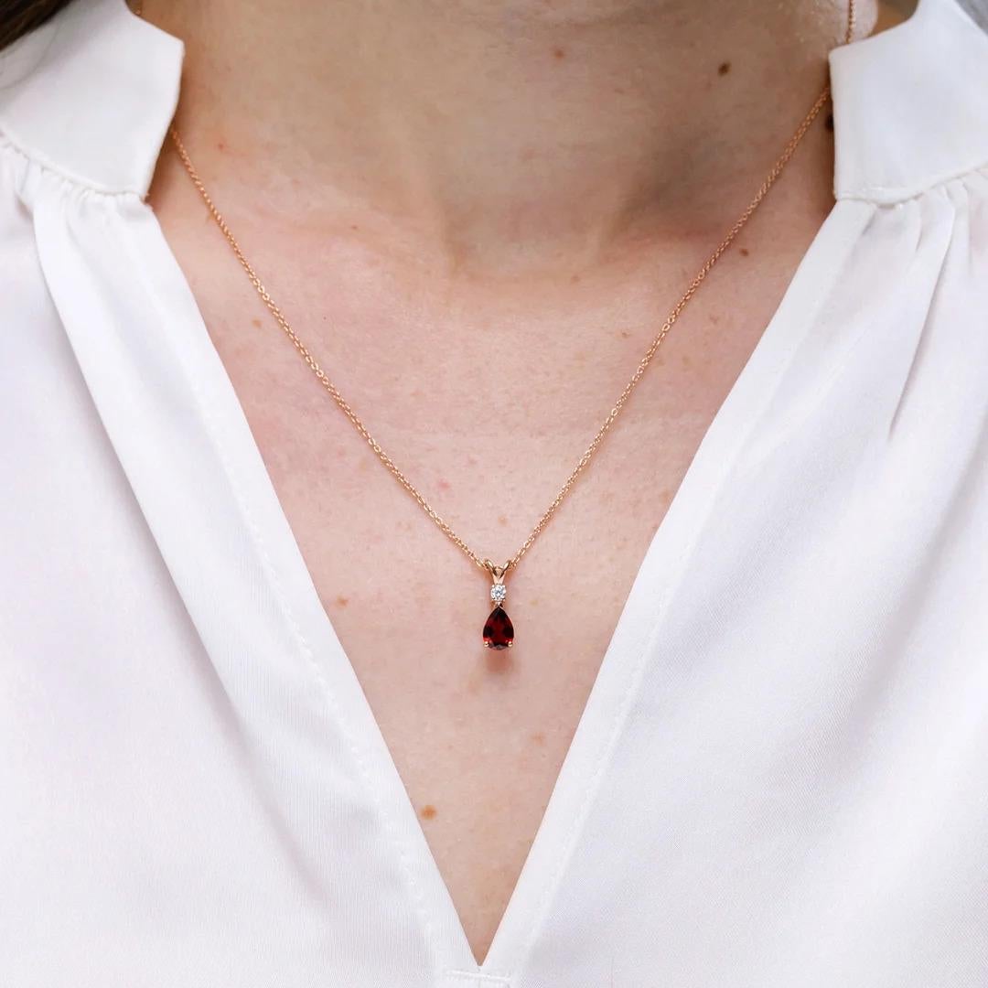 ANGARA Natürlicher 0,85 Karat Granat-Tropfen-Anhänger mit Diamant in 14 Karat Roségold (Tropfenschliff) im Angebot