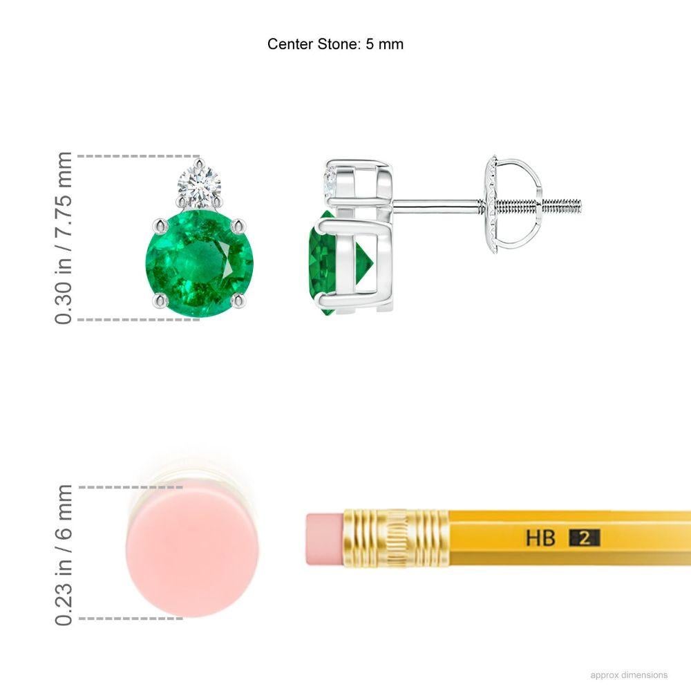 Diese atemberaubenden smaragdgrünen Solitär-Ohrstecker sind mit funkelnden Diamanten an der Basis akzentuiert. Sie sind aus 14-karätigem Weißgold gefertigt und zeichnen sich durch eine gelungene Kombination aus dem satten Grünton und dem