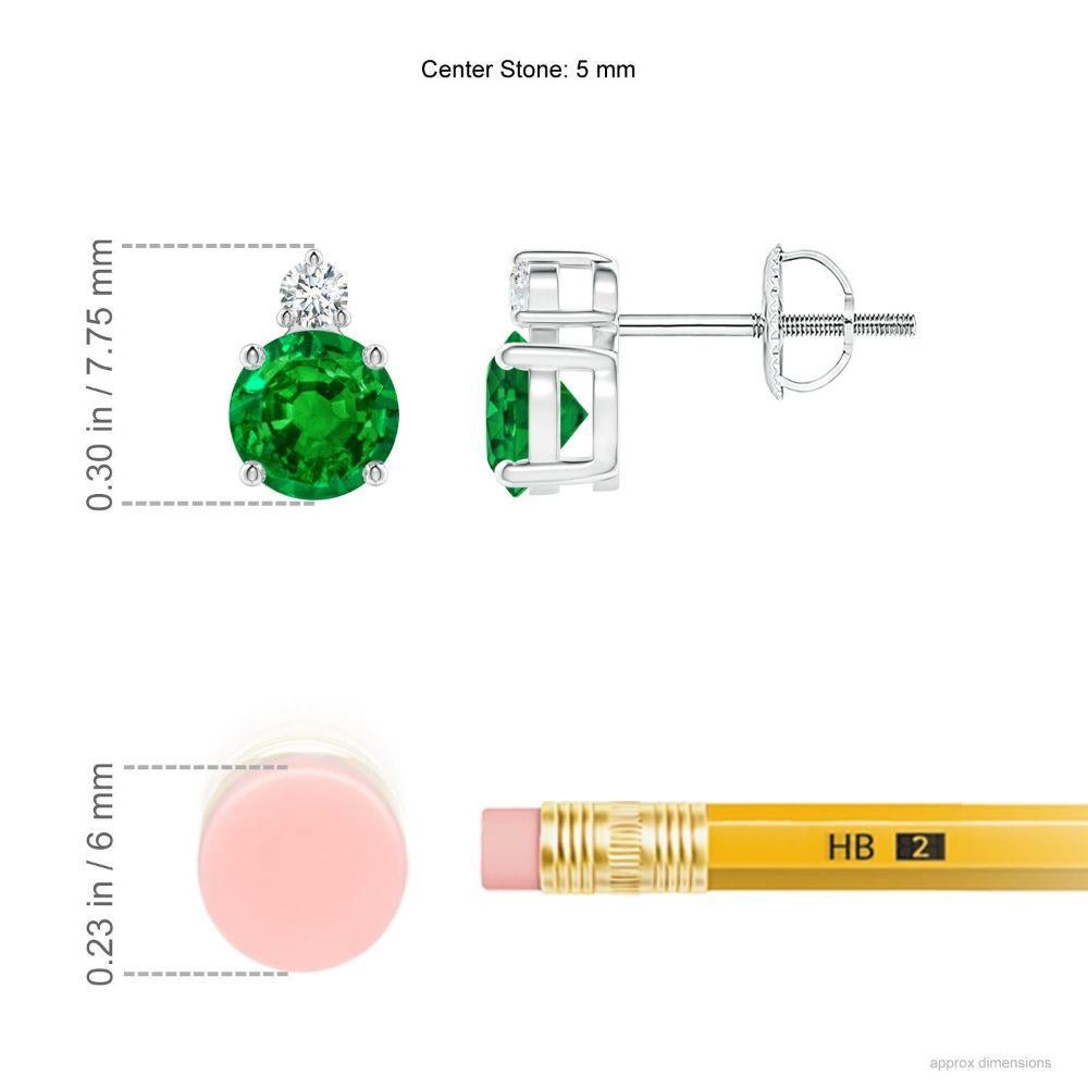 Ces superbes boucles d'oreilles solitaires en émeraude sont rehaussées de diamants scintillants à la base. Elles sont fabriquées en platine et présentent une belle combinaison de la riche teinte verte et de la brillance étoilée des