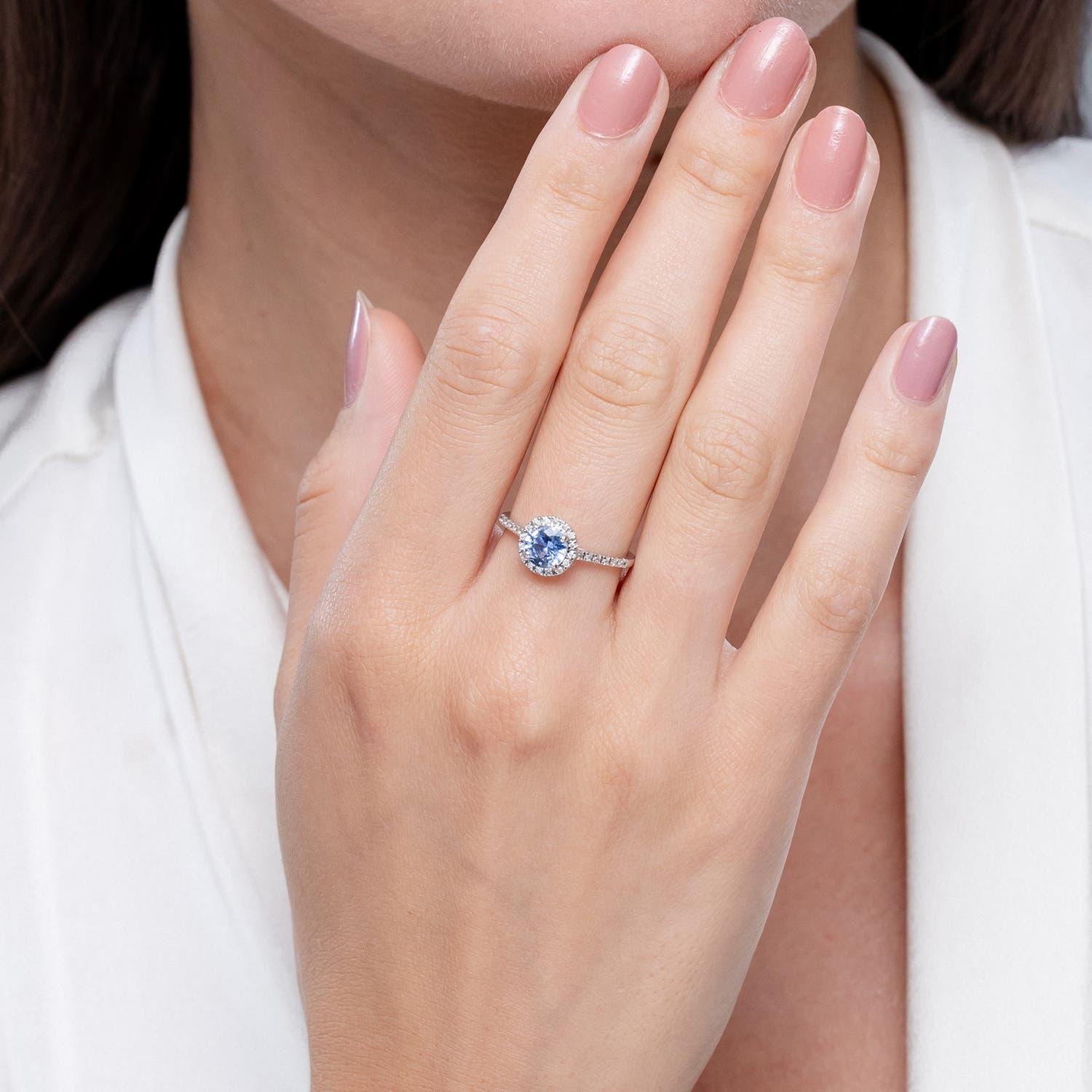 Angara Anillo de compromiso con halo de zafiro azul natural de 1 ct con diamante en oro de 14 quilates Moderno en venta