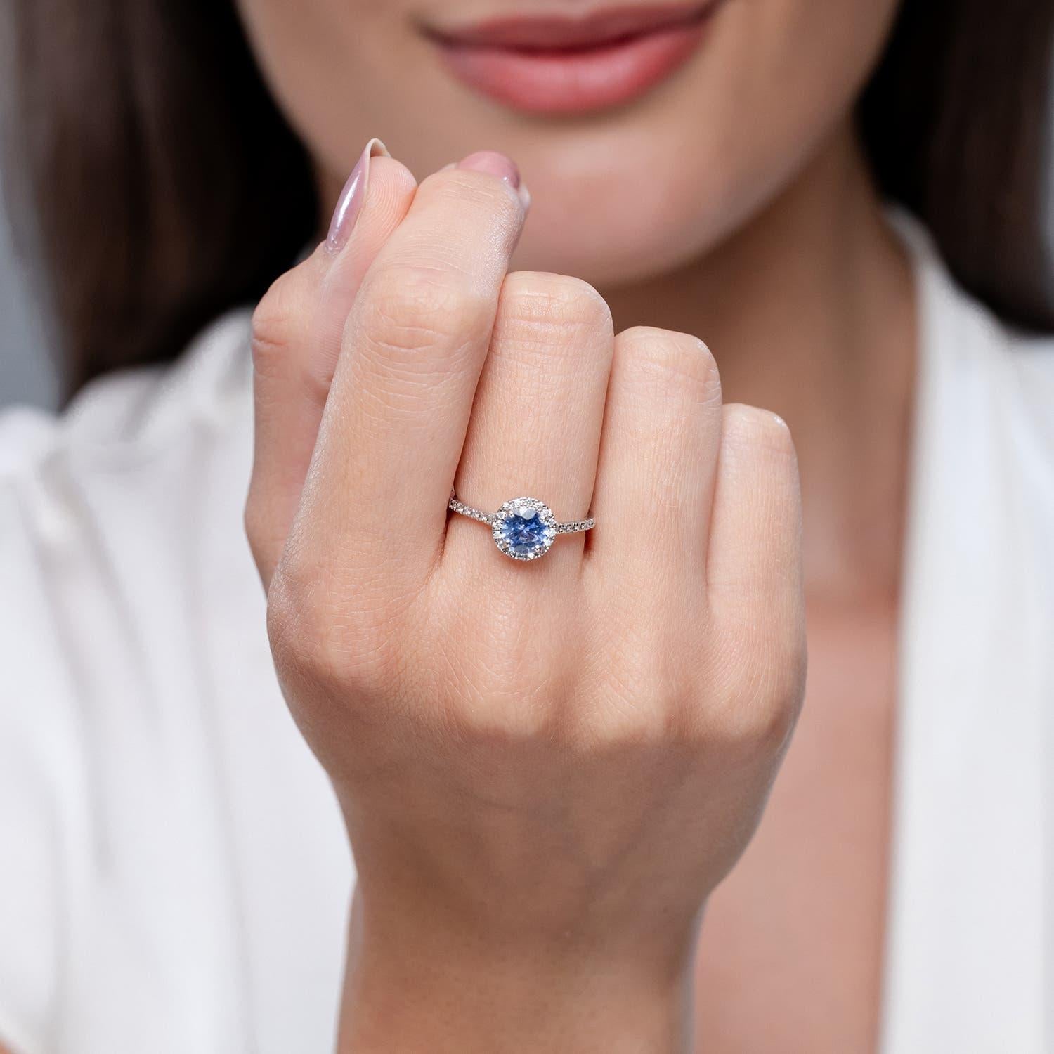 Angara Anillo de compromiso con halo de zafiro azul natural de 1 ct con diamante en oro de 14 quilates Corte redondo en venta