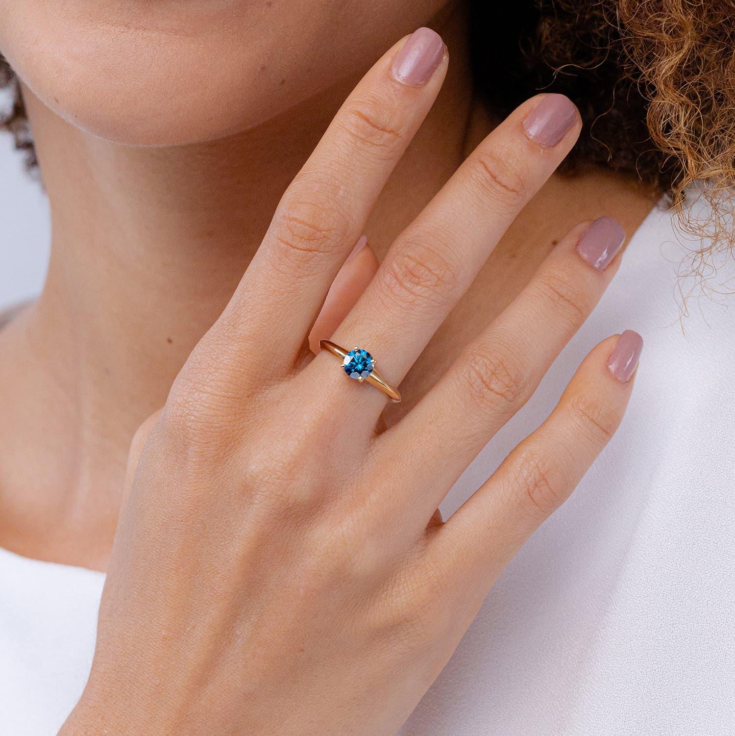 Angara Natural 1 ct Enhanced Blue Diamond Solitär Verlobungsring in 14K Gold (Moderne) im Angebot