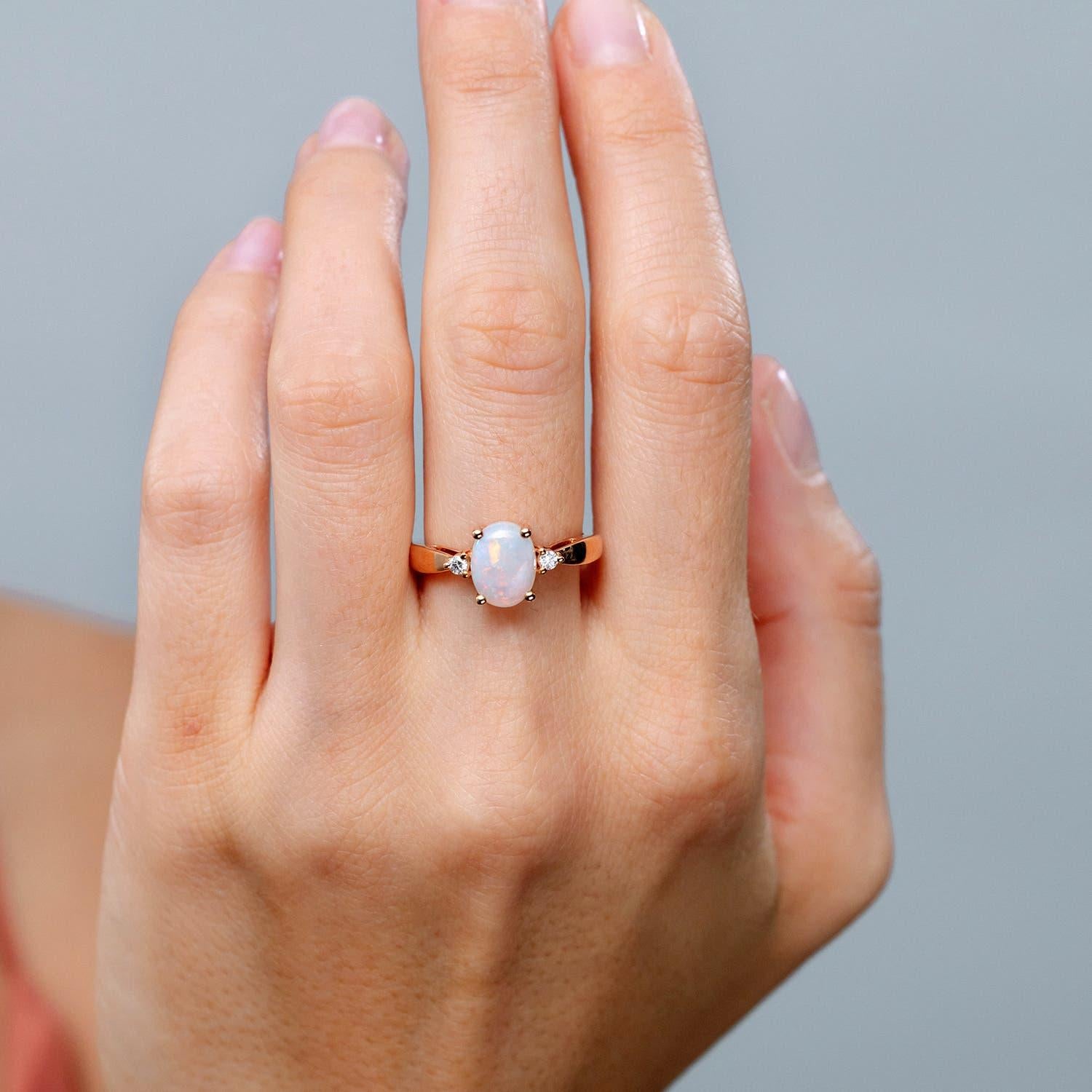 Angara natürlichen 1,1 ct Opal Solitär-Ring mit Diamant in 14K massivem Gold (Moderne) im Angebot
