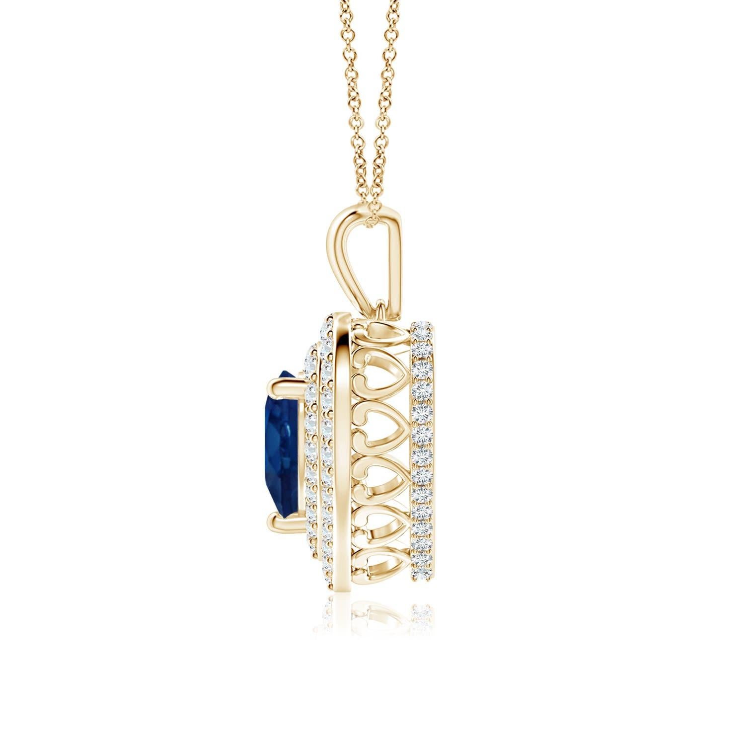 Circondato da un'aureola doppia tempestata di diamanti, uno zaffiro blu a forma di cuore è incastonato in una montatura a griffe. Un motivo a cuore tempestato di diamanti collega la balla di metallo alla cornice a cuore. I diamanti scintillanti