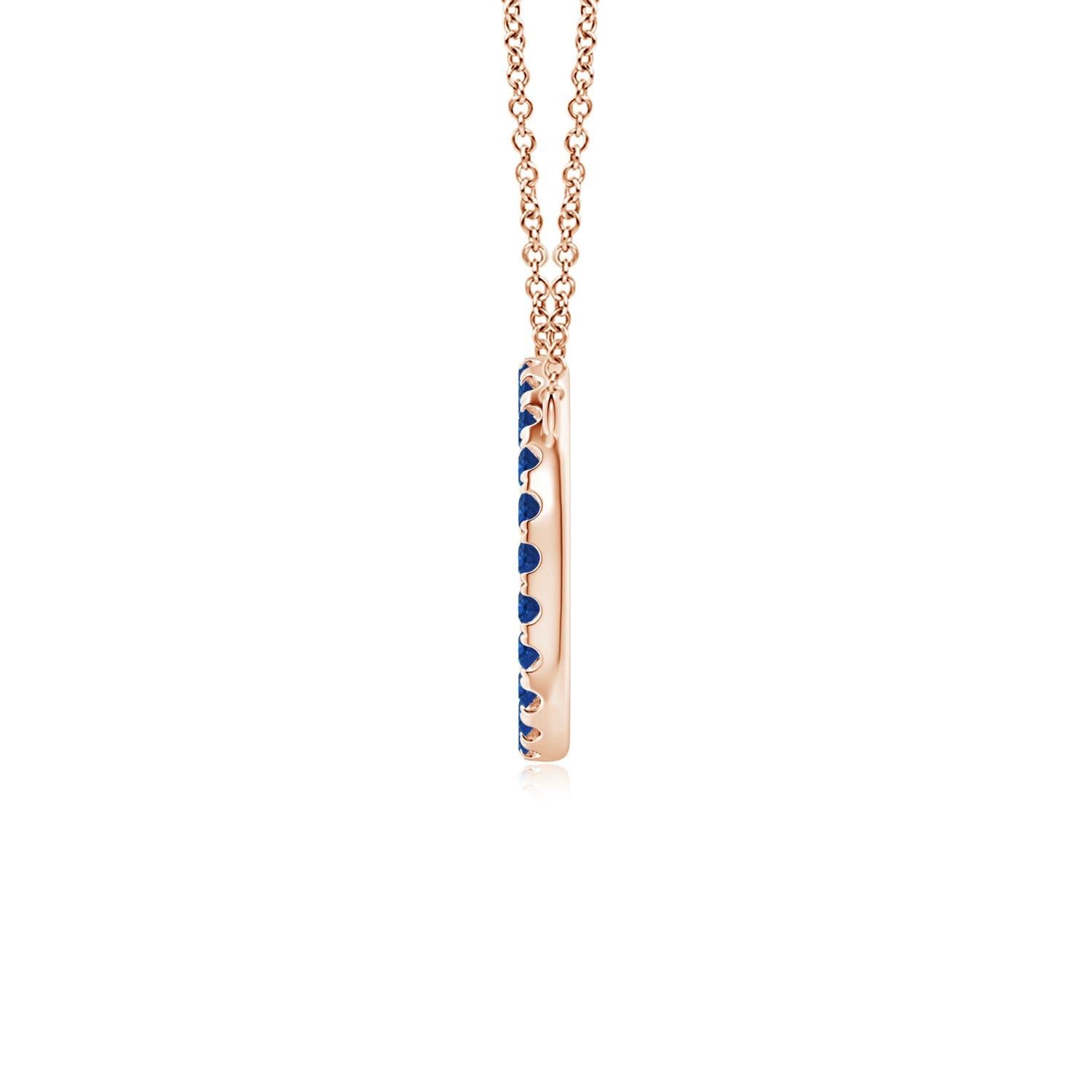 Eleganza semplice, questo ciondolo abbagliante presenta un cerchio aperto tempestato di zaffiri blu. Gli zaffiri rotondi sono meravigliosi e sembrano fluttuare sulla catena. Questo raffinato ciondolo a forma di cerchio con zaffiro è realizzato in