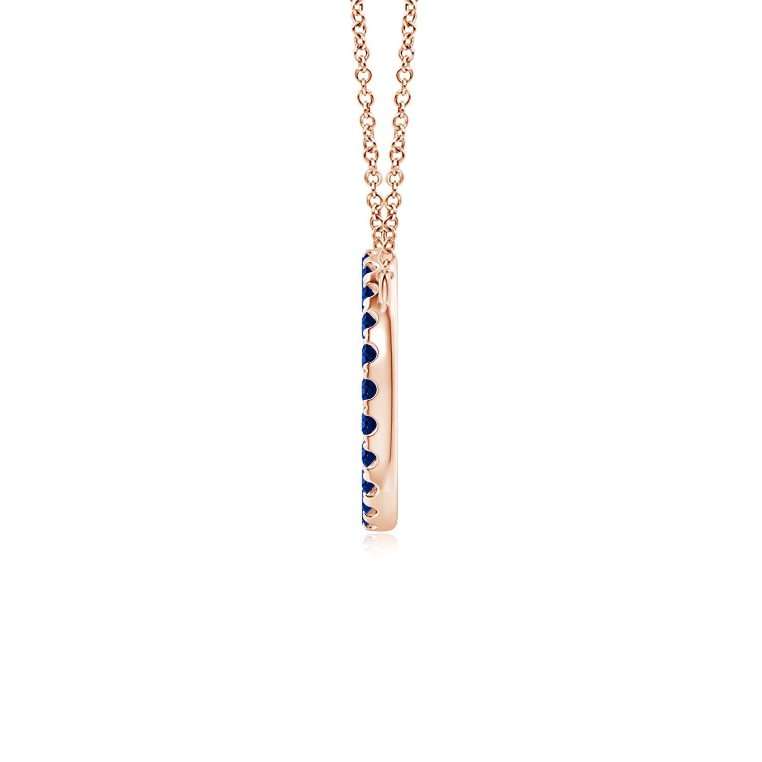 Eleganza semplice, questo ciondolo abbagliante presenta un cerchio aperto tempestato di zaffiri blu. Gli zaffiri rotondi sono meravigliosi e sembrano fluttuare sulla catena. Questo raffinato ciondolo a forma di cerchio con zaffiro è realizzato in