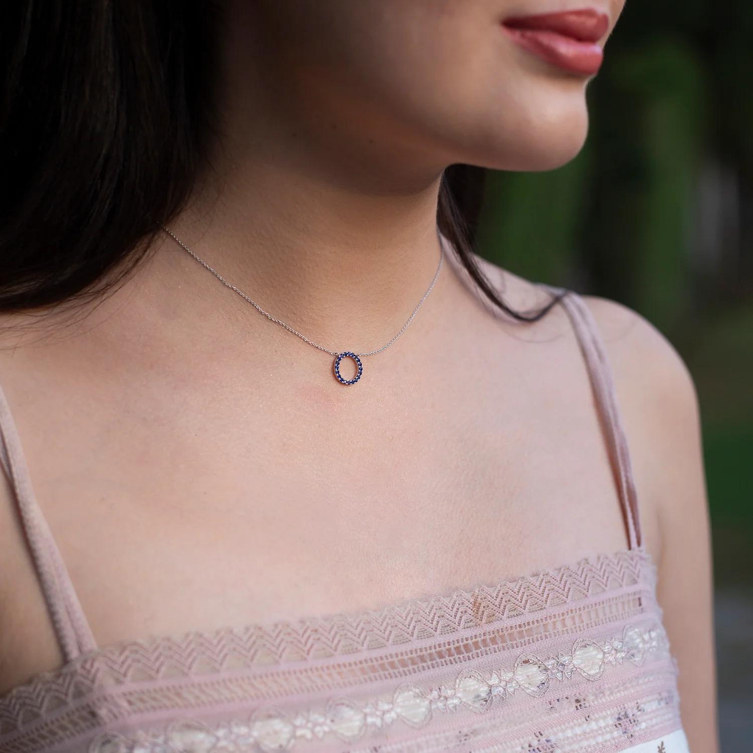 Taglio rotondo Ciondolo a cerchio per l'eternità con zaffiro blu da 1,2 carati di Angara in oro rosa 14K in vendita