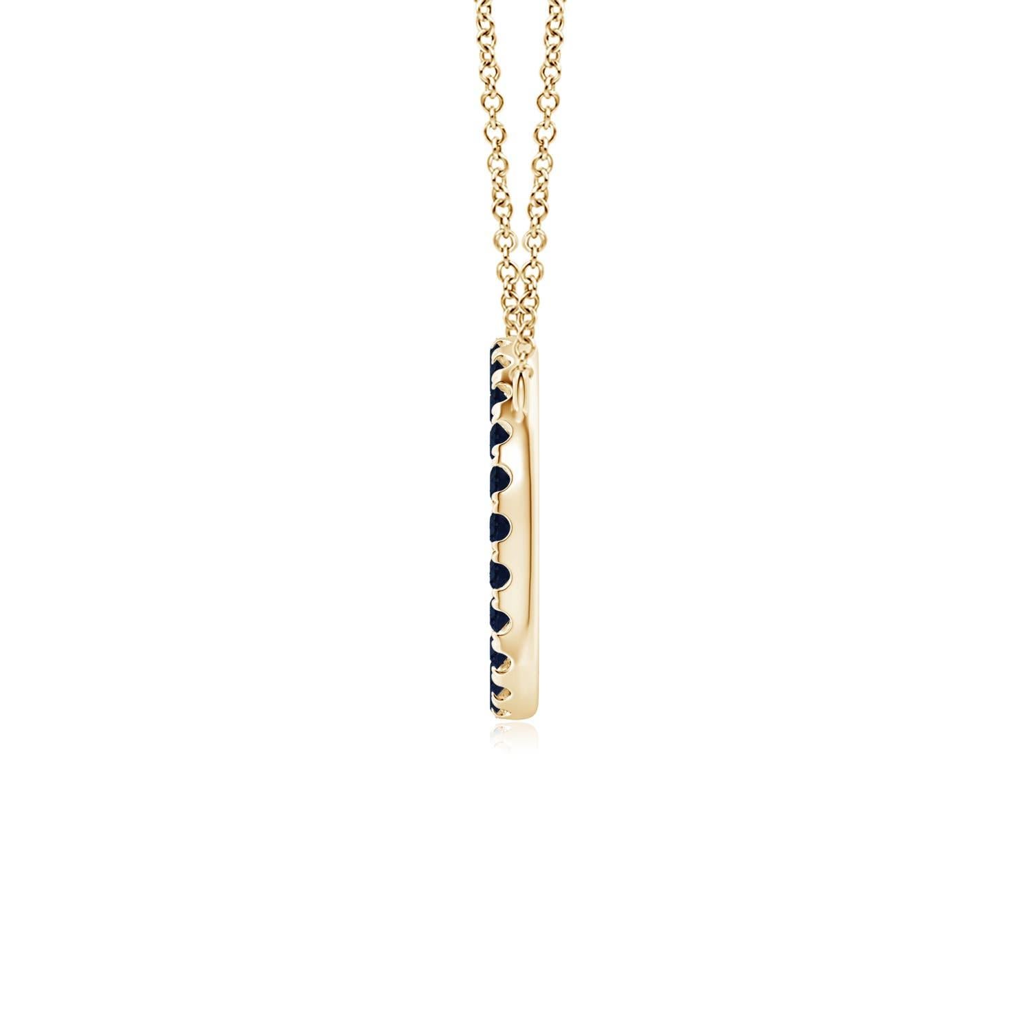 D'une élégance simple, ce pendentif éblouissant présente un cercle ouvert clouté de saphirs bleus. Les saphirs ronds sont magnifiques et semblent flotter sur la chaîne. Ce pendentif exquis en forme de cercle de saphir est réalisé en or jaune 14k.
Le