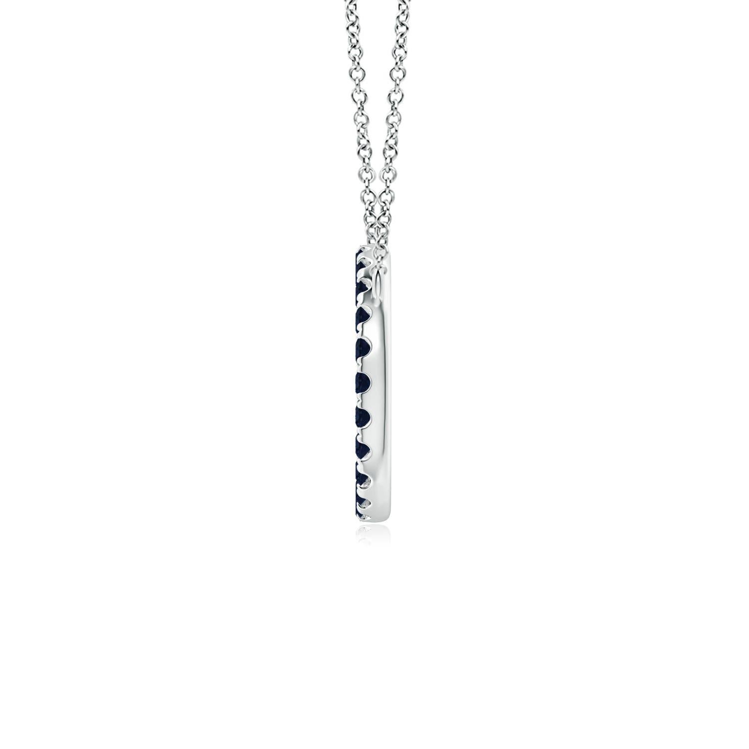 Eleganza semplice, questo ciondolo abbagliante presenta un cerchio aperto tempestato di zaffiri blu. Gli zaffiri rotondi sono meravigliosi e sembrano fluttuare sulla catena. Questo splendido ciondolo a forma di cerchio con zaffiro è realizzato in