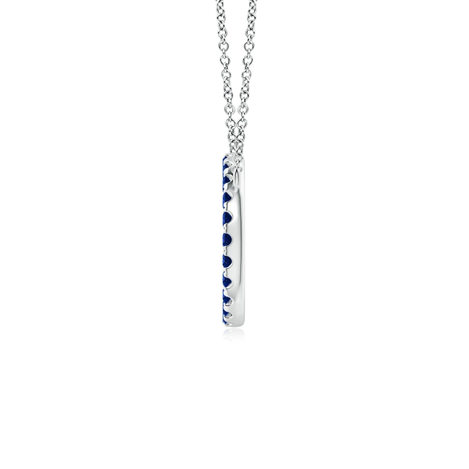 Eleganza semplice, questo ciondolo abbagliante presenta un cerchio aperto tempestato di zaffiri blu. Gli zaffiri rotondi sono meravigliosi e sembrano fluttuare sulla catena. Questo splendido ciondolo a forma di cerchio con zaffiro è realizzato in