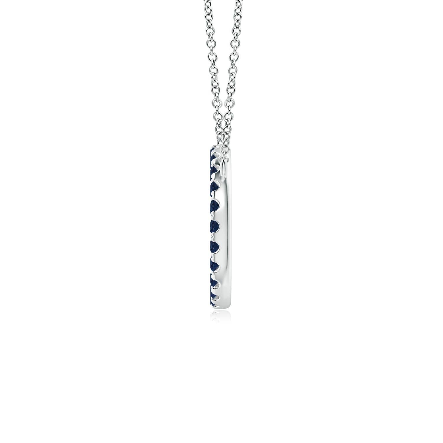 Eleganza semplice, questo ciondolo abbagliante presenta un cerchio aperto tempestato di zaffiri blu. Gli zaffiri rotondi sono meravigliosi e sembrano fluttuare sulla catena. Questo splendido ciondolo a forma di cerchio con zaffiro è realizzato in