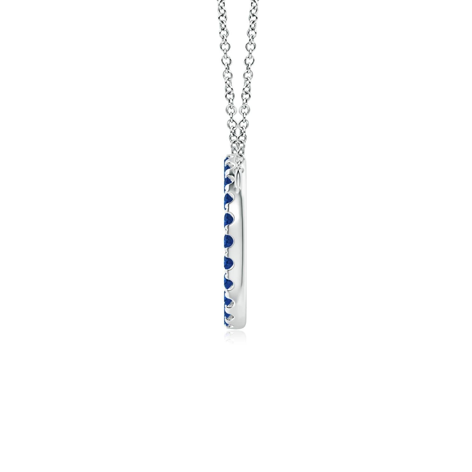 Eleganza semplice, questo ciondolo abbagliante presenta un cerchio aperto tempestato di zaffiri blu. Gli zaffiri rotondi sono meravigliosi e sembrano fluttuare sulla catena. Questo splendido ciondolo a forma di cerchio con zaffiro è realizzato in
