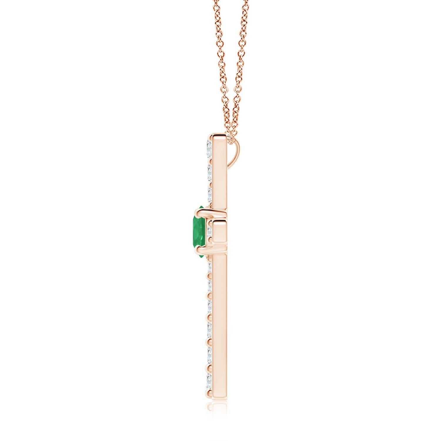 Questo ciondolo a forma di croce realizzato in oro rosa 14k è una splendida espressione della tua fede. È tempestato di diamanti rotondi incastonati e di un lussureggiante smeraldo verde al centro, che crea un bellissimo contrasto.
Lo smeraldo è la