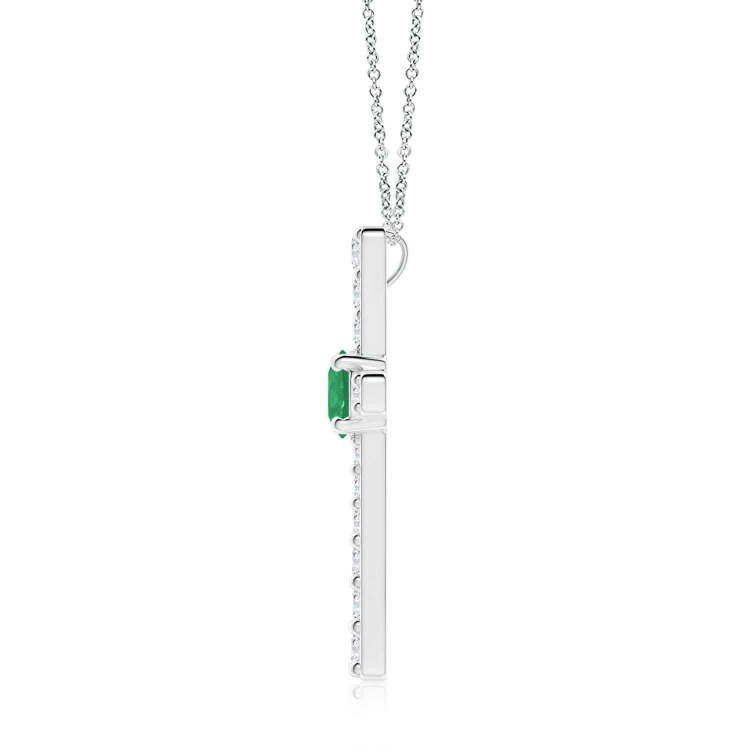 Questo ciondolo a forma di croce realizzato in oro bianco 14k è una splendida espressione della tua fede. È tempestato di diamanti rotondi incastonati e di un lussureggiante smeraldo verde al centro, che crea un bellissimo contrasto.
Lo smeraldo è