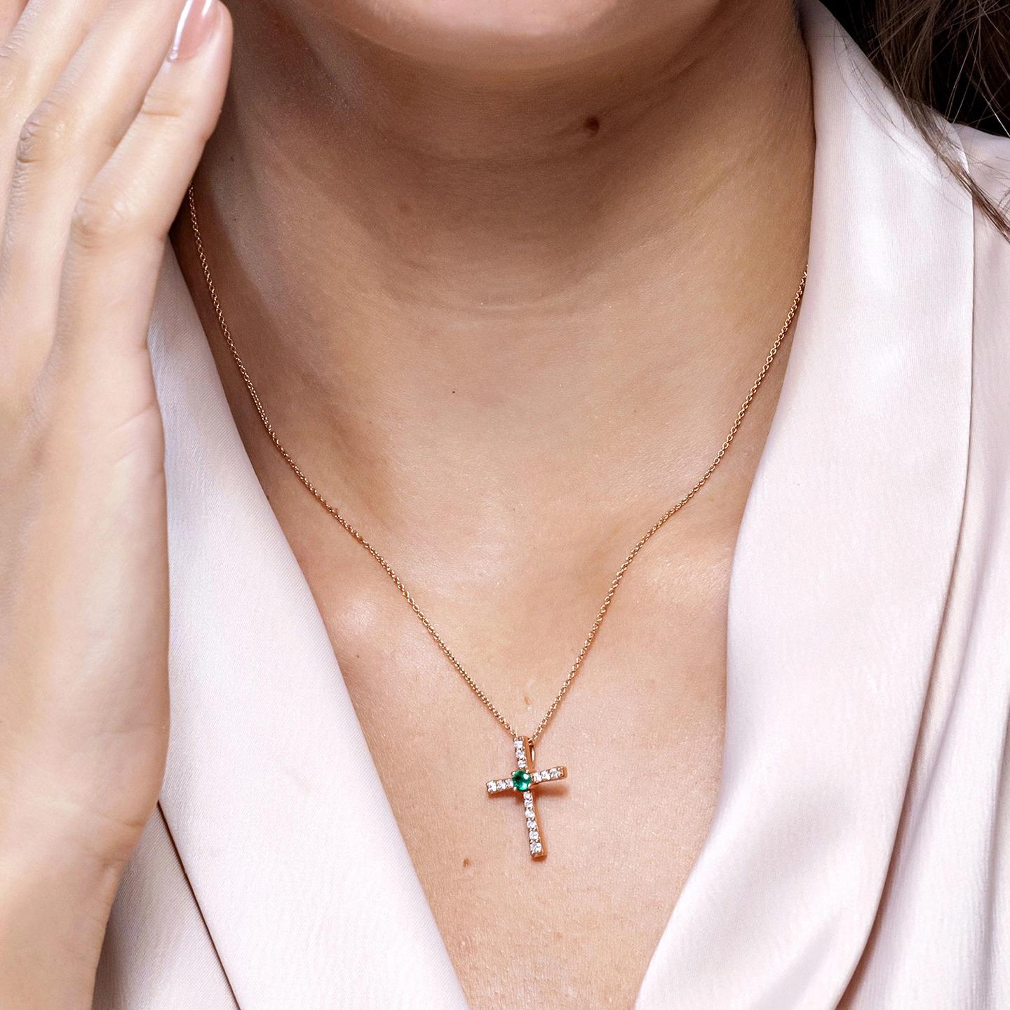 Moderne Pendentif croix en or jaune 14K avec émeraude naturelle de 1,2 ct et diamant Angara en vente
